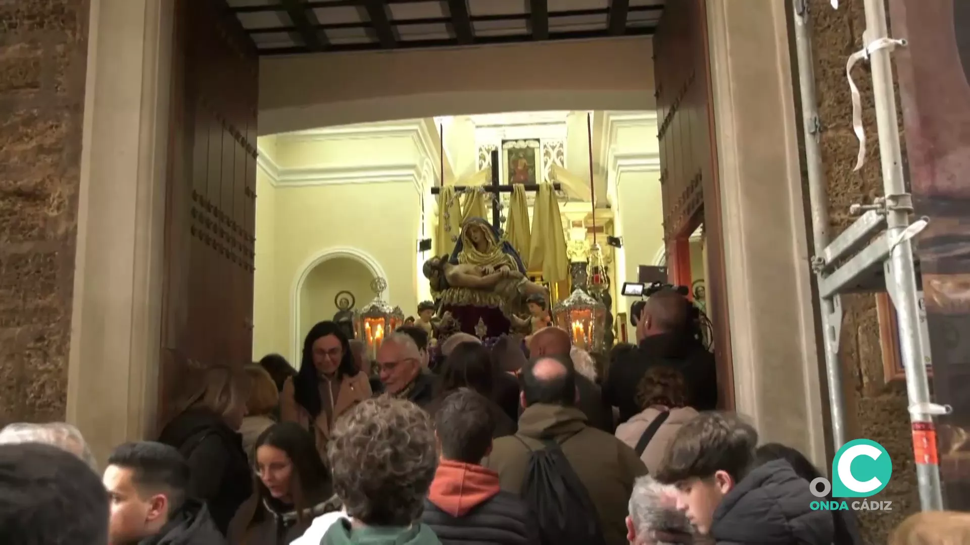 Numerosos fieles en la calle Isabel La Católica donde la Dolorosa del Caminito se quedó en su templo por las inclemencias meteorológicas