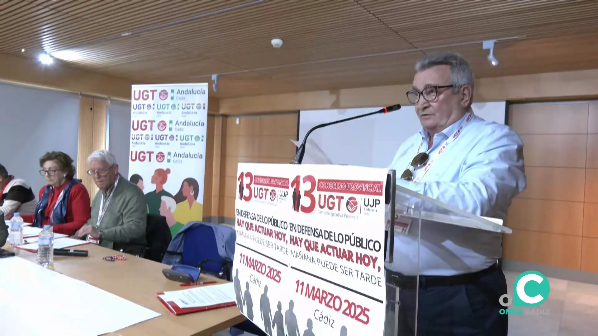 Aragón se dirige a la asamblea durante el acto Aragón se dirige a la asamblea durante el acto