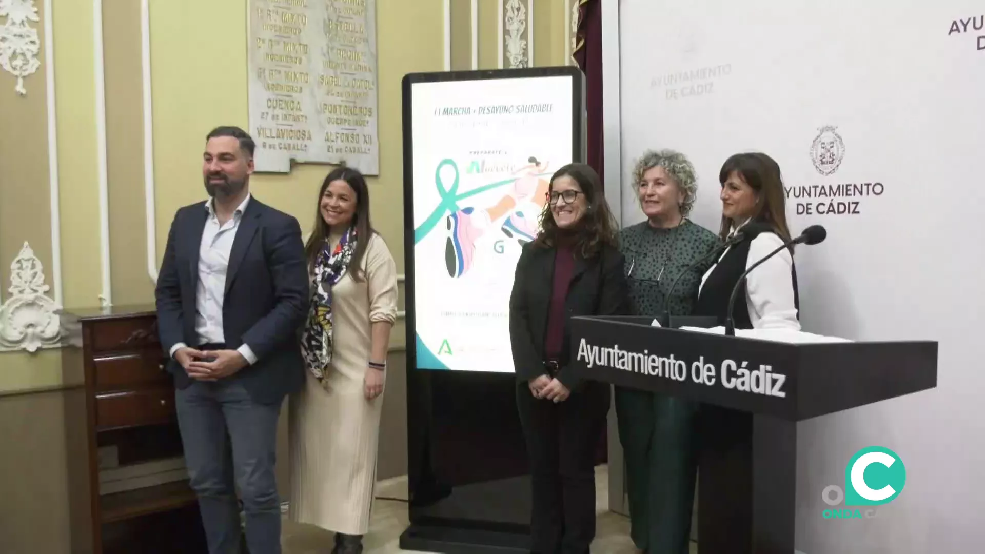 Autoridades y organizadores junto al cartel anunciador del acontecimiento Autoridades y organizadores junto al cartel anunciador del acontecimiento