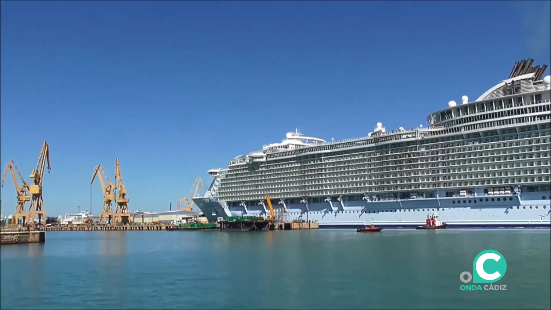 Crucero en la maniobra de atraque en la factoria de la capital gaditana