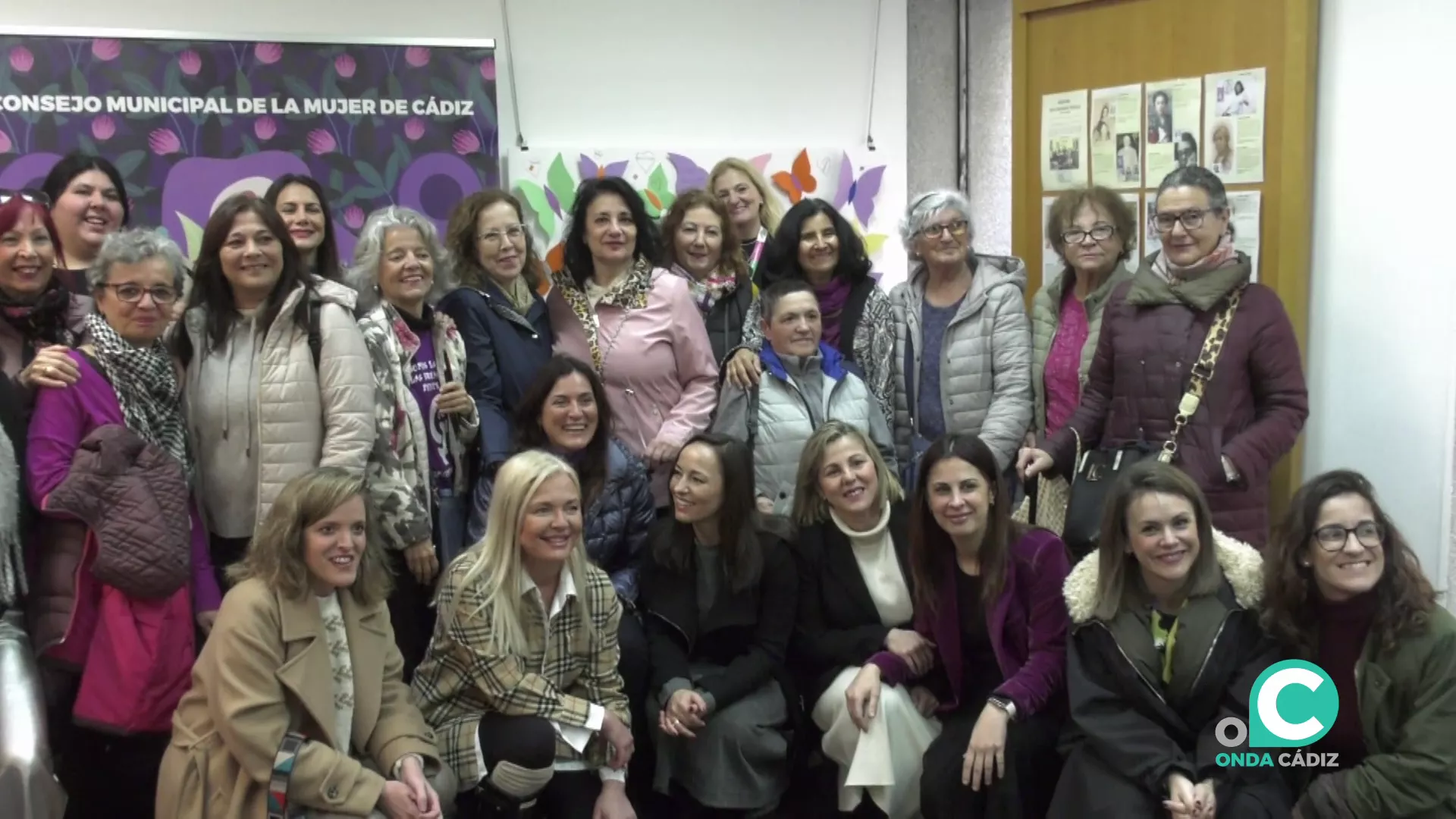 Foto grupal de las asistentes al final del acto Foto grupal de las asistentes al final del acto