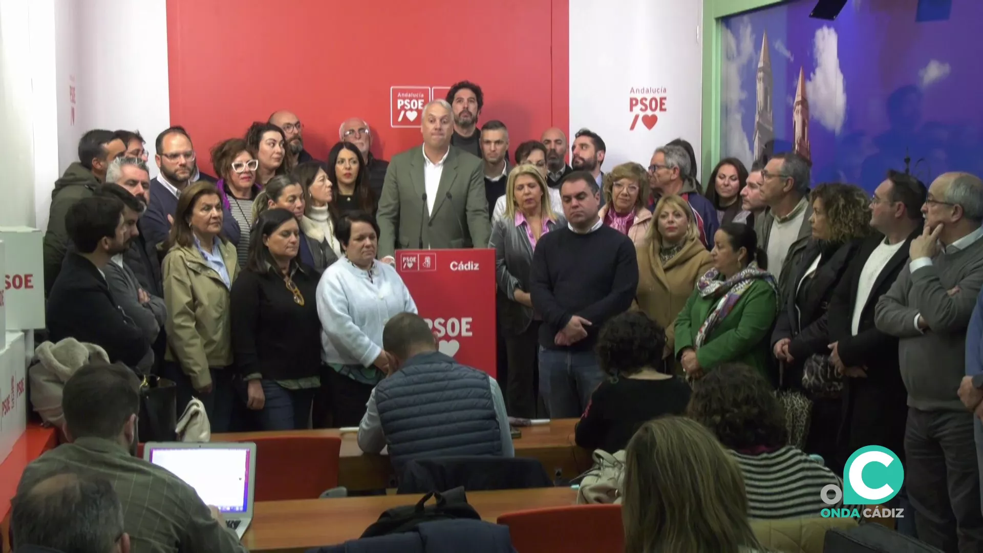 El dirigente socialista en la rueda de prensa de este lunes arropado por sus seguidores