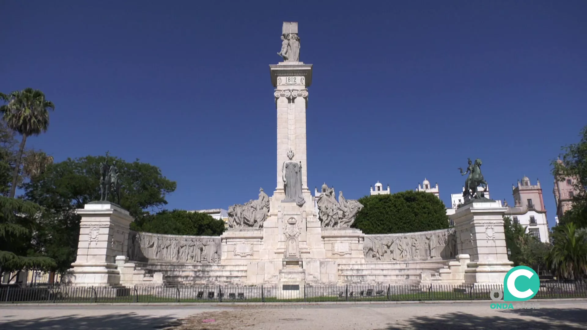 Monumento de las Cortes en la plaza de España