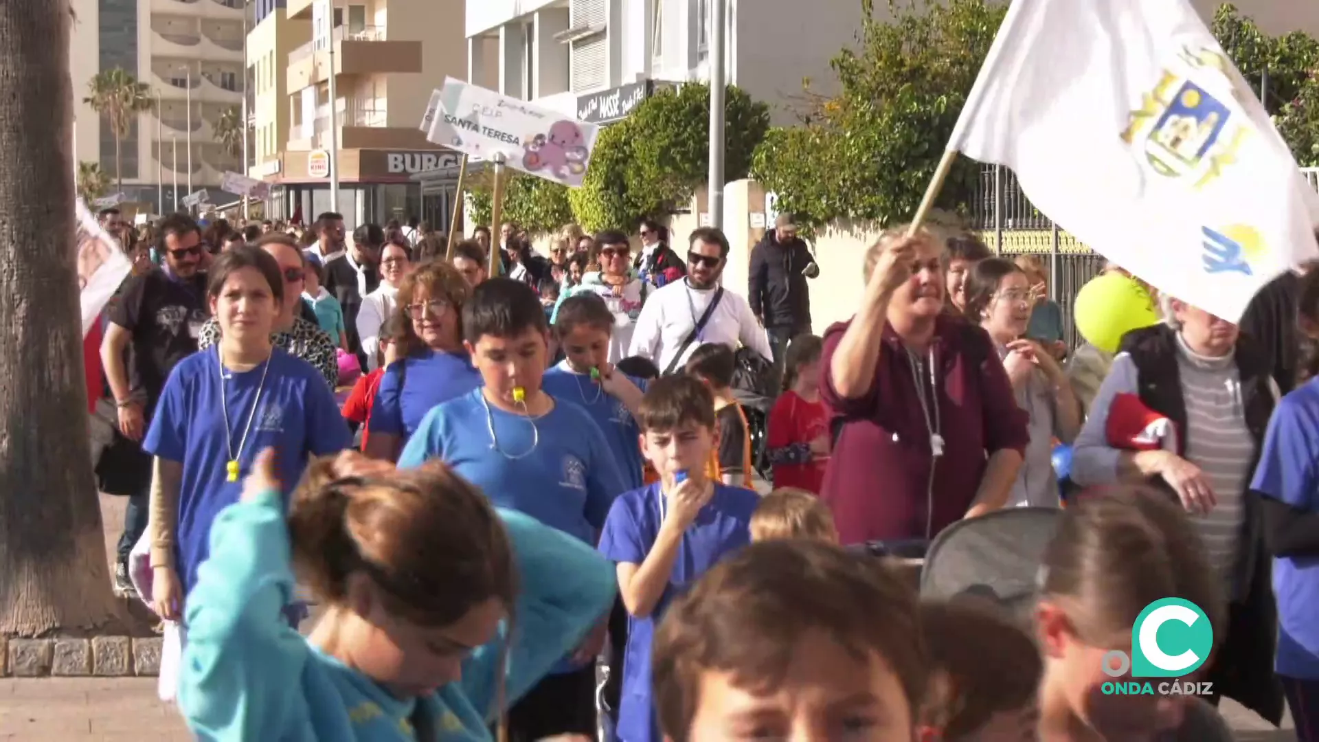 Imagen del desfile de los participantes realizado por el Paseo Marítimo del 2024