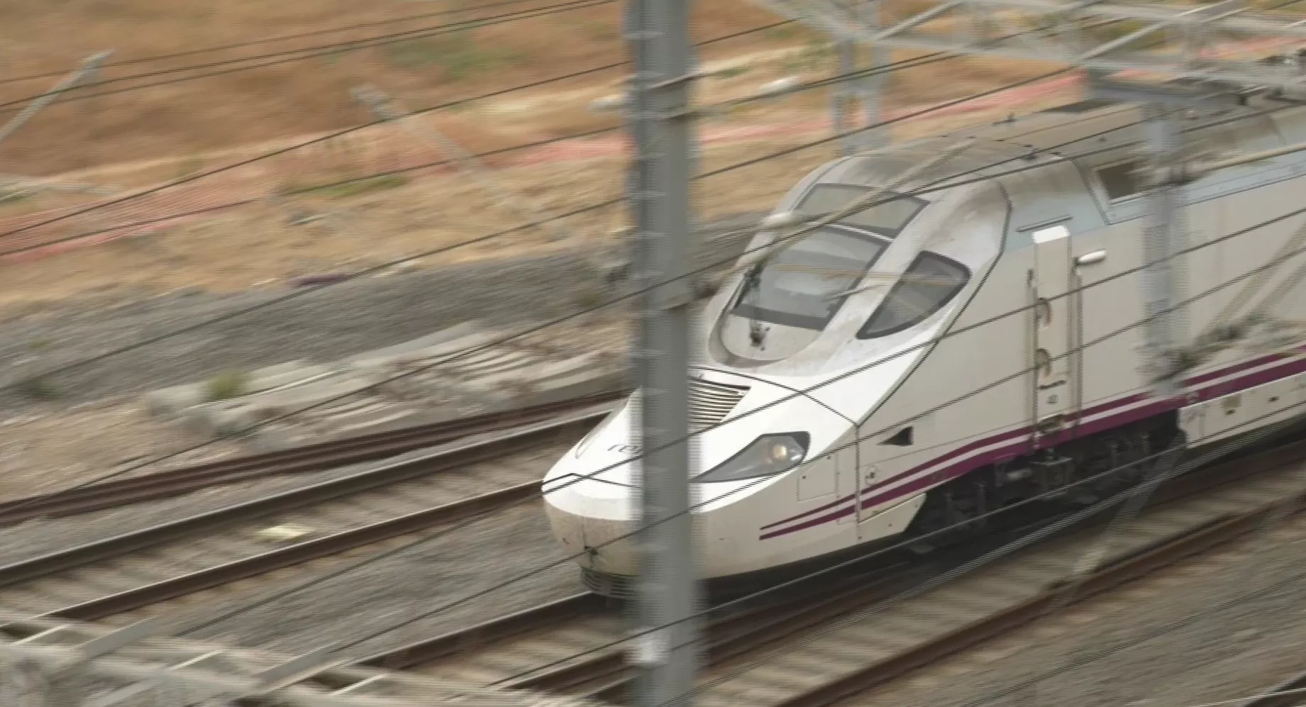 Imagen de un tren a su llegada a la estación de Cádiz