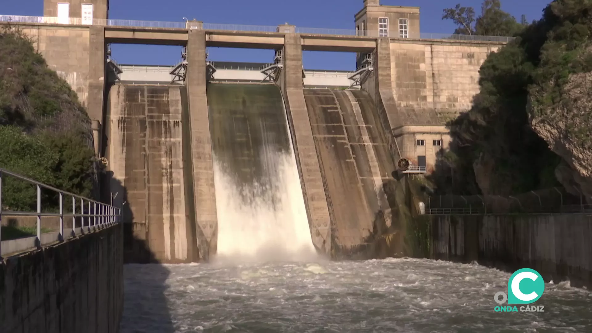 La presa de los Hurones desembalsando agua tras alcanzar el máximo de su nivel