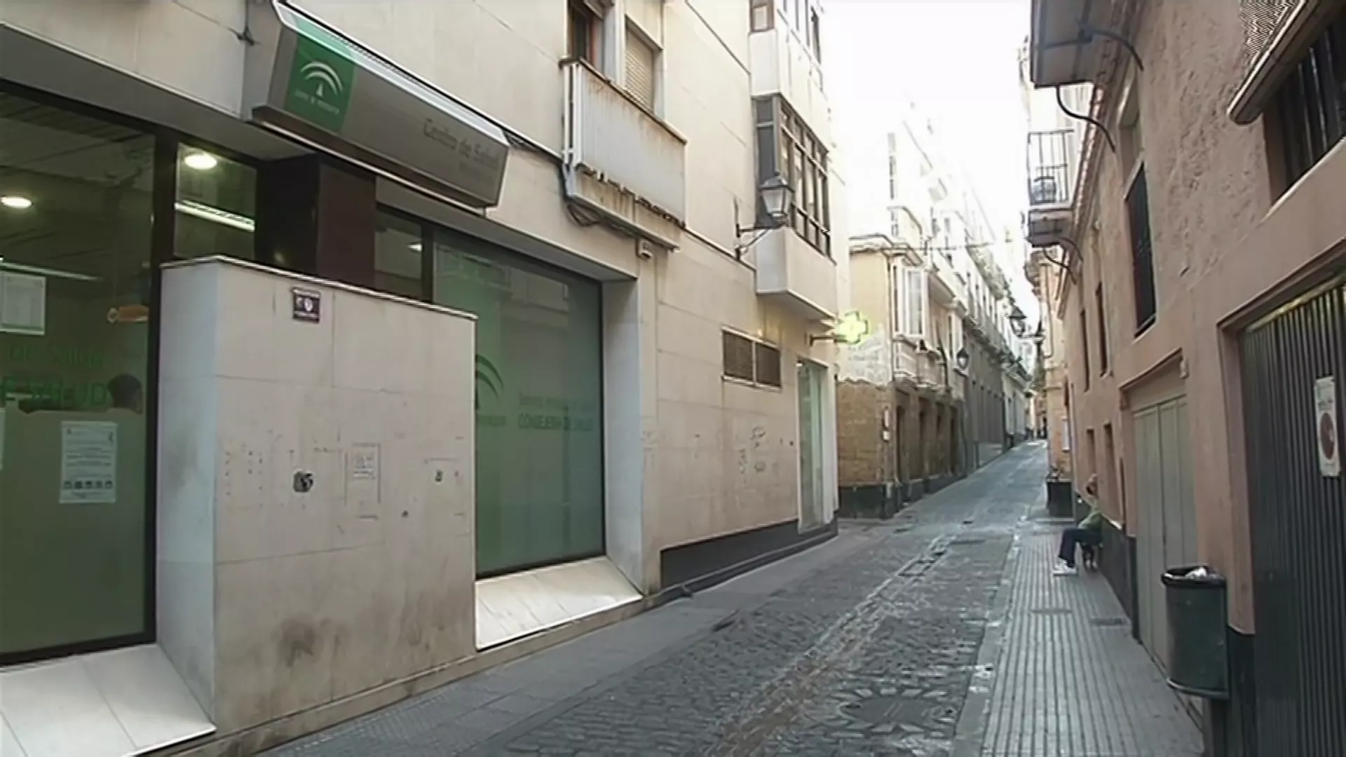 Vista de la calle de Cervantes con la entrada del recinto sanitario