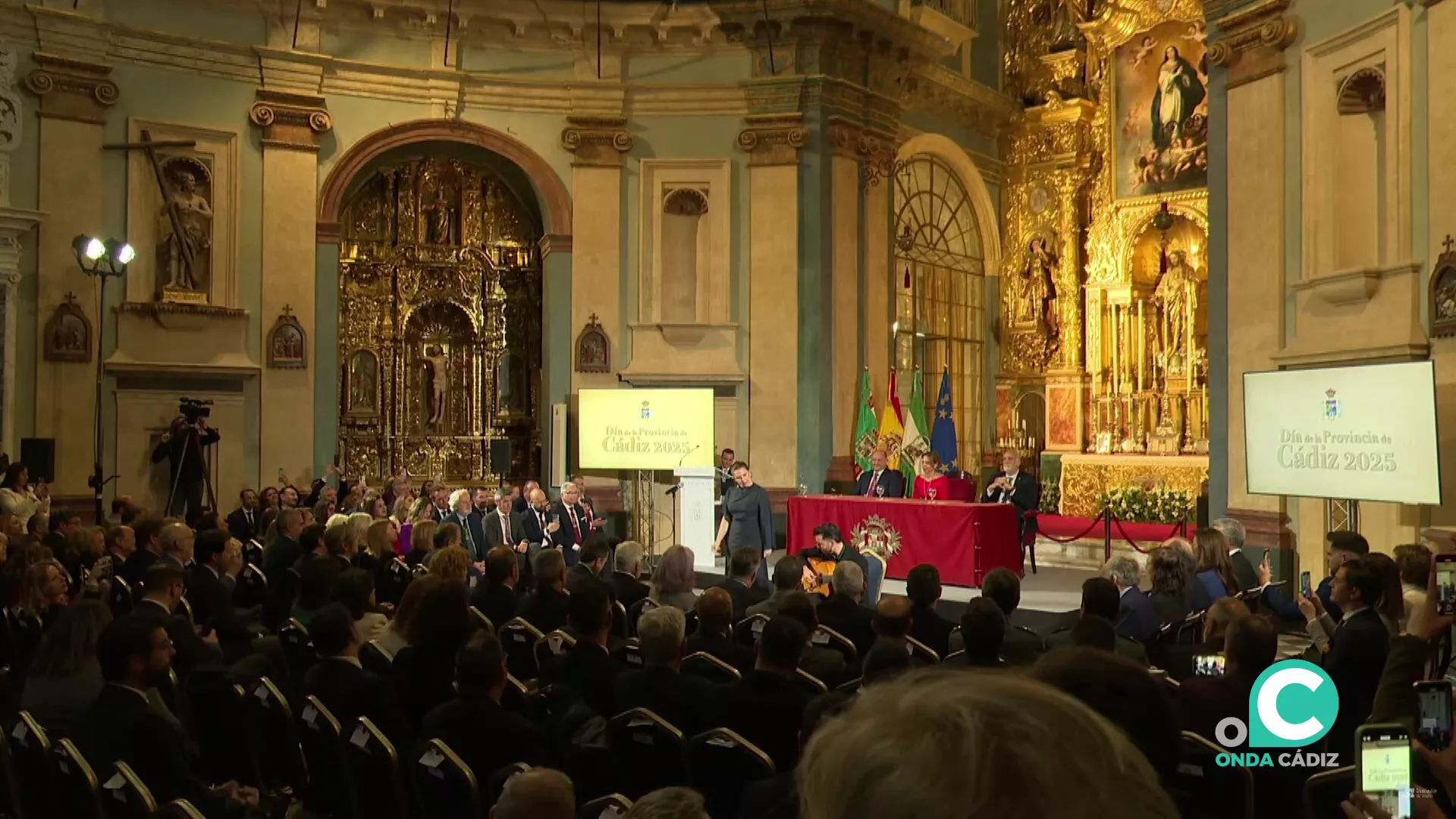 Un momento de la actuación de la artista en el acto institucional