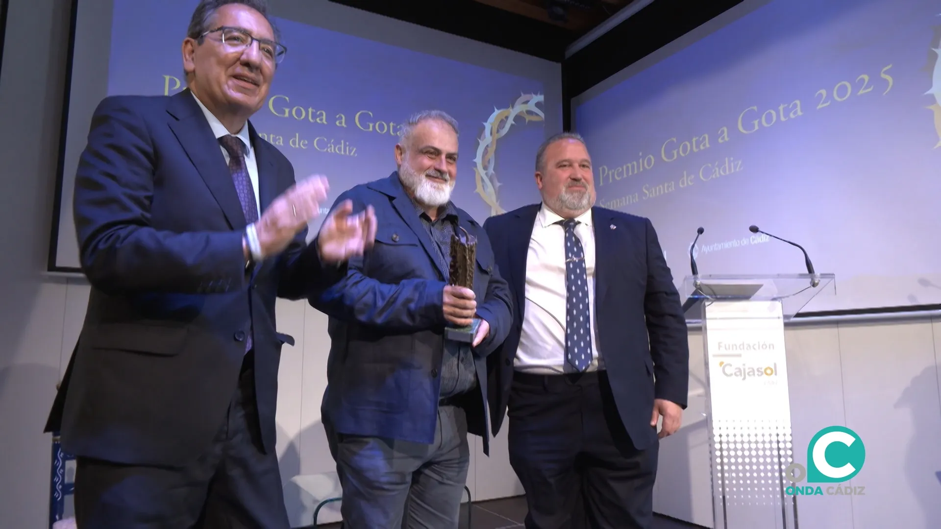 El bordador y vestidor Juan Carlos Romero recibe el galardón Gota a Gota de Pasión 2025. El bordador y vestidor Juan Carlos Romero recibe el galardón Gota a Gota de Pasión 2025.