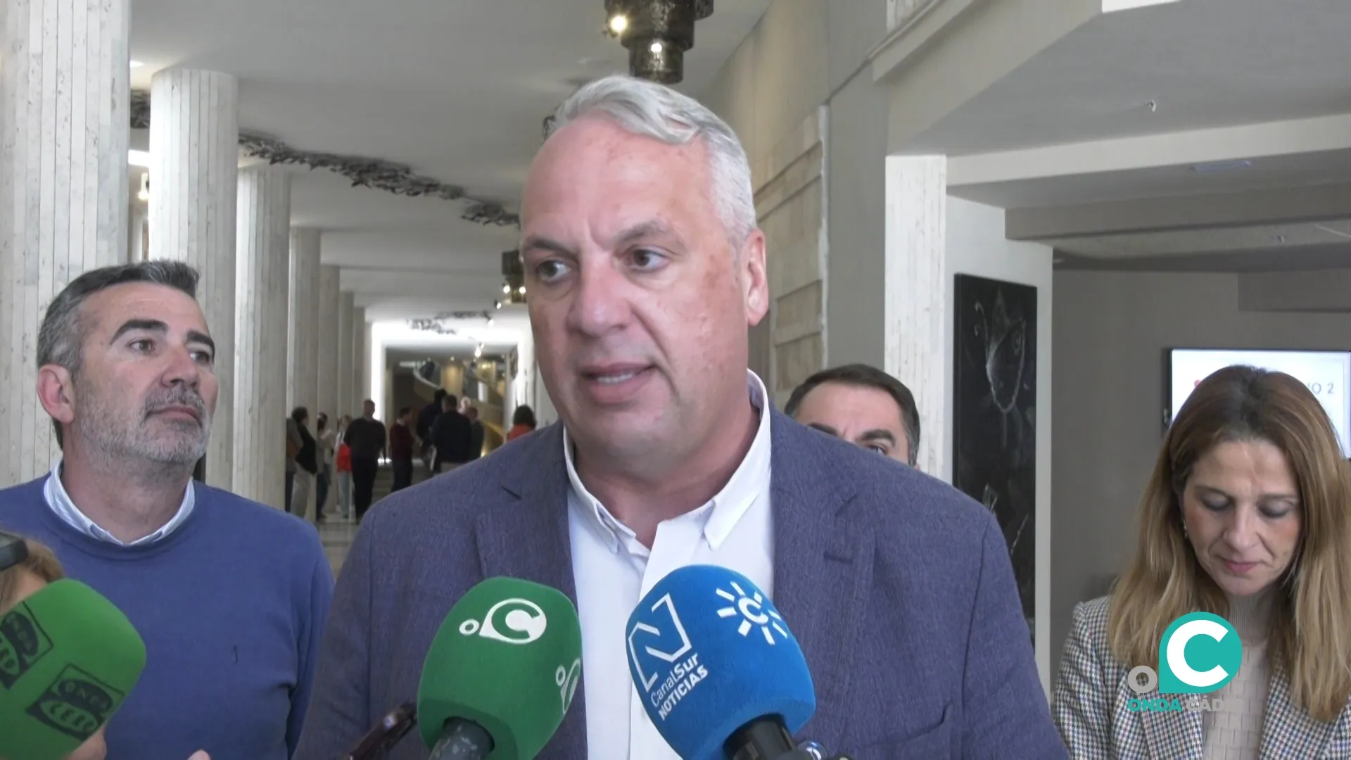 El secretario general del PSOE en Cádiz, Juan Carlos Ruiz Boix, atendiendo a los medios de comunicación. El secretario general del PSOE en Cádiz, Juan Carlos Ruiz Boix, atendiendo a los medios de comunicación.