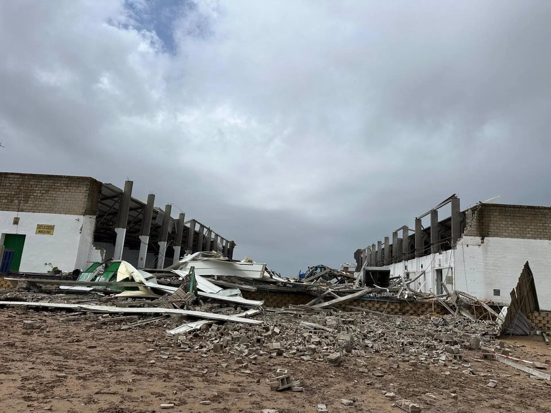 Imagen del estado en el que ha quedado la nave de Coria derrumbada este viernes Imagen del estado en el que ha quedado la nave de Coria derrumbada este viernes