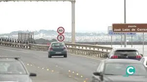 Vehículos circulando por el Puente Carranza. Vehículos circulando por el Puente Carranza.