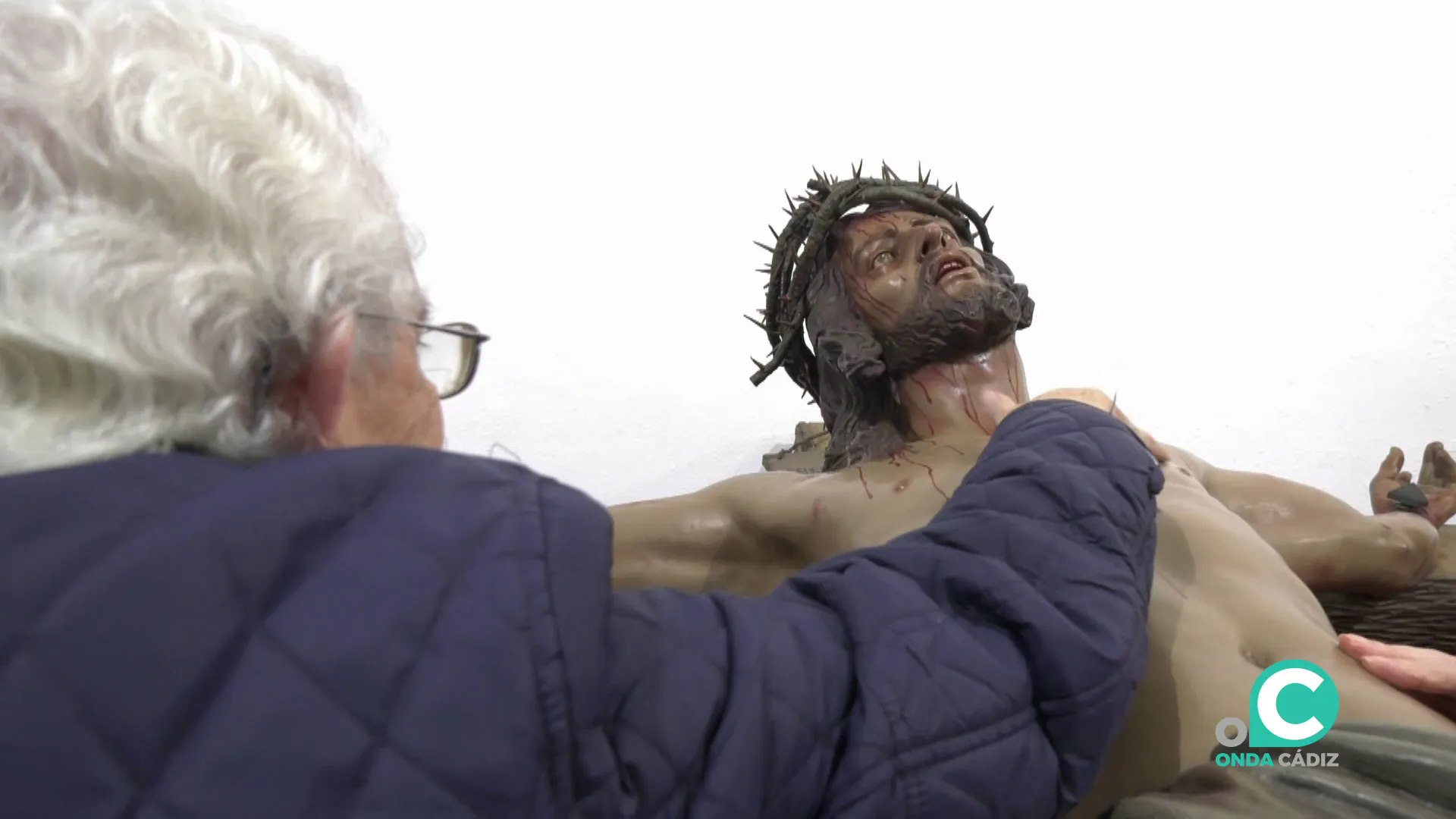 Una mujer junto a la imagen dispuesta en la iglesia de La Merced este miércoles Una mujer junto a la imagen dispuesta en la iglesia de La Merced este miércoles
