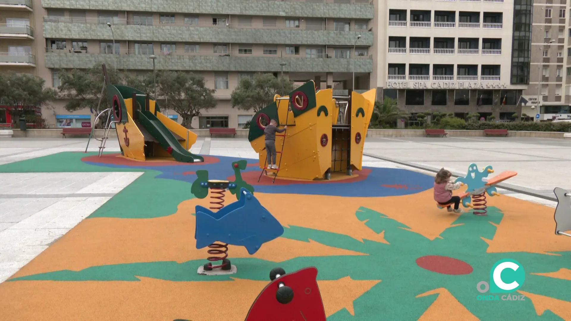 Unos niños juegan en una de las instalaciones de la plaza Ana Orantes Unos niños juegan en una de las instalaciones de la plaza Ana Orantes