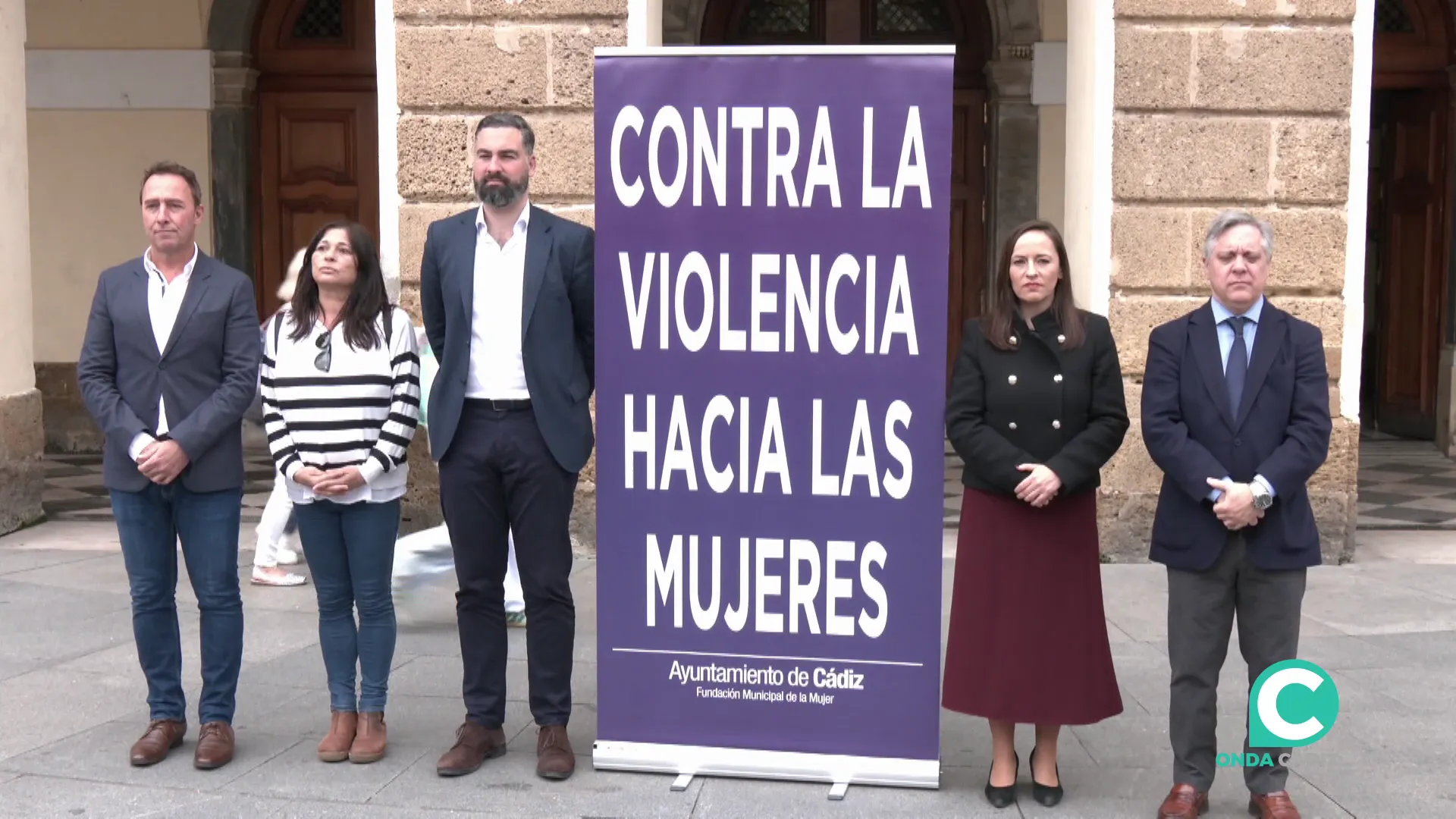 Un momento del respetuoso acto en la plaza de San Juan de Dios Un momento del respetuoso acto en la plaza de San Juan de Dios