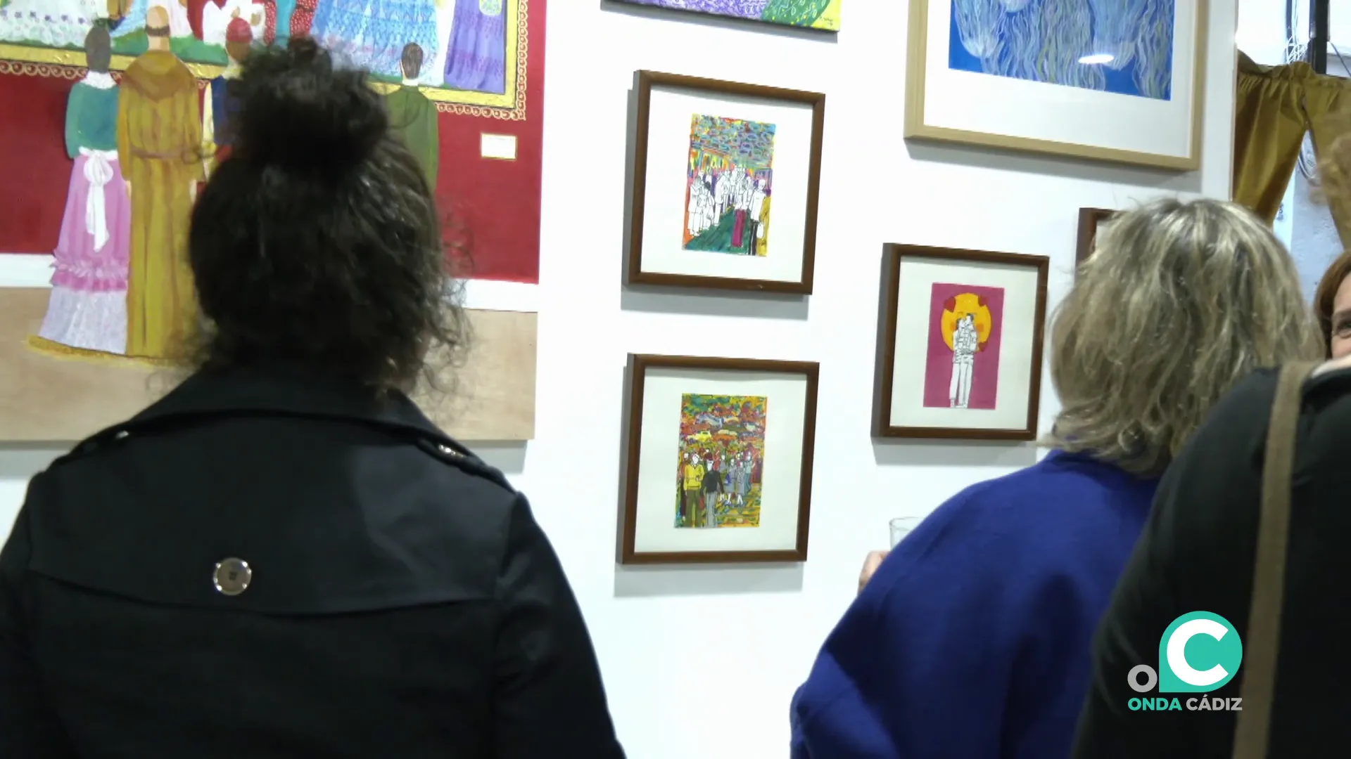 Dos mujeres observan alguna de las creaciones expuestas en la cafetería del hostal Rosa de los Vientos Dos mujeres observan alguna de las creaciones expuestas en la cafetería del hostal Rosa de los Vientos