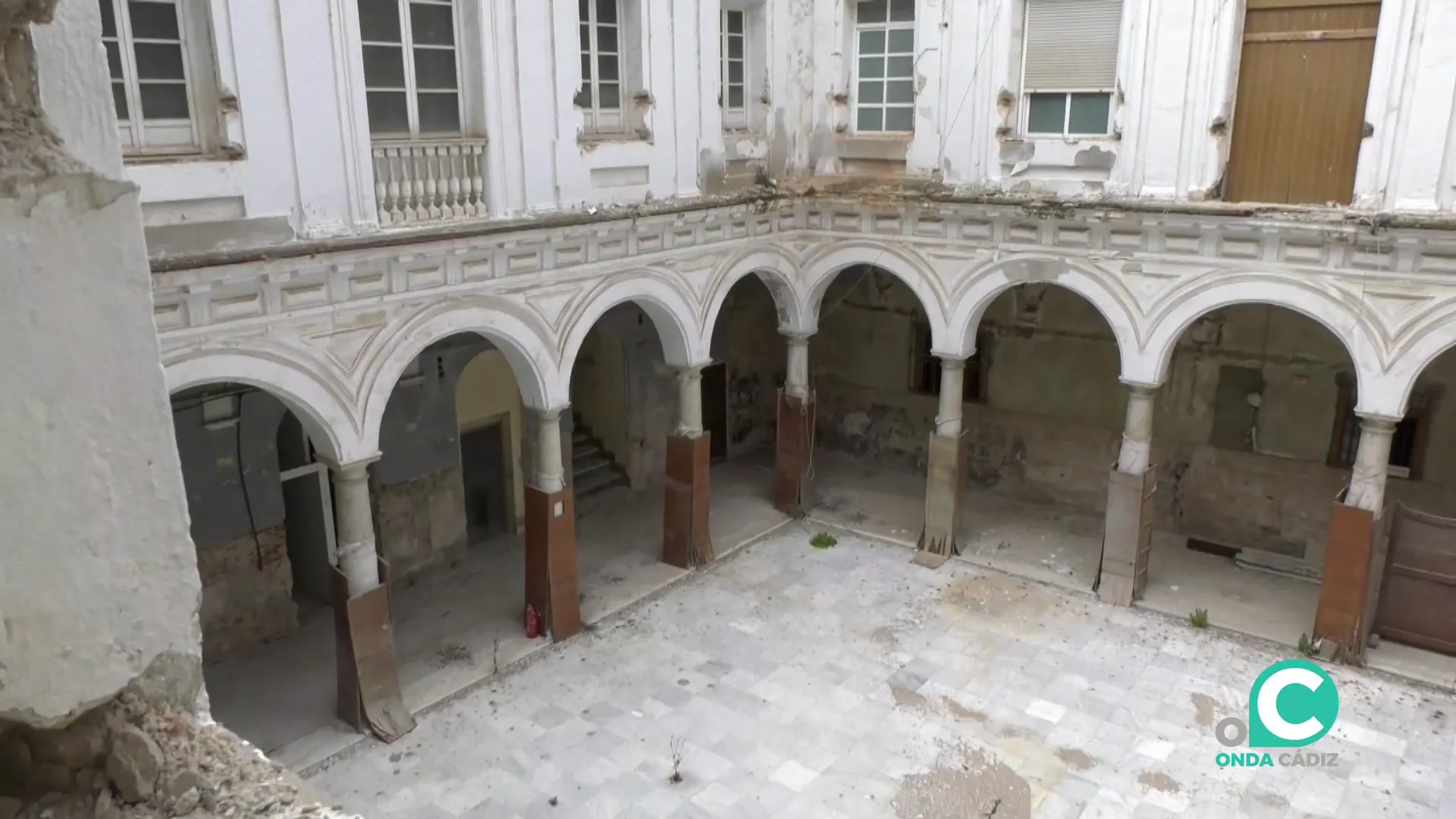 Patio del antiguo centro educativo en una imagen de archivo Patio del antiguo centro educativo en una imagen de archivo