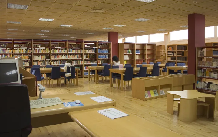 La biblioteca Adolfo Suárez estará abierta de lunes a viernes de 9 de la mañana a 12 de la noche El Ayuntamiento de Cádiz ha querido dotar de más horario a este espacio para cubrir la demanda en la zona de Extramuros