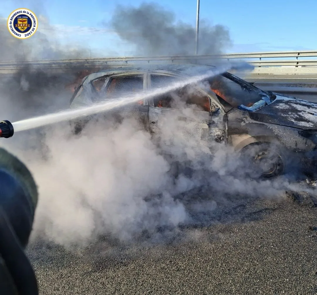 Un vehículo ha quedado calcinado en el puente de la Constitución de 1812 este domingo El incidente no provocó daños personales y fue sofocado por efectivos del Consorcio provincial de Bomberos