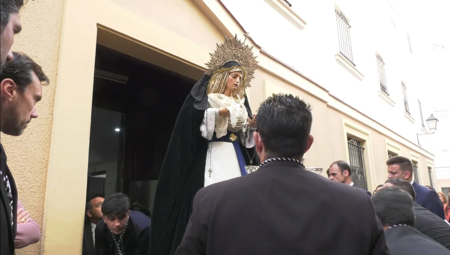 La Virgen de los Desamparados ha permanecido este domingo en la casa de las Hermanas de la Cruz en la calle Zaragoza La hermandad de Jesús Caído da protagonismo a su titular mariana durante el mes de mayo