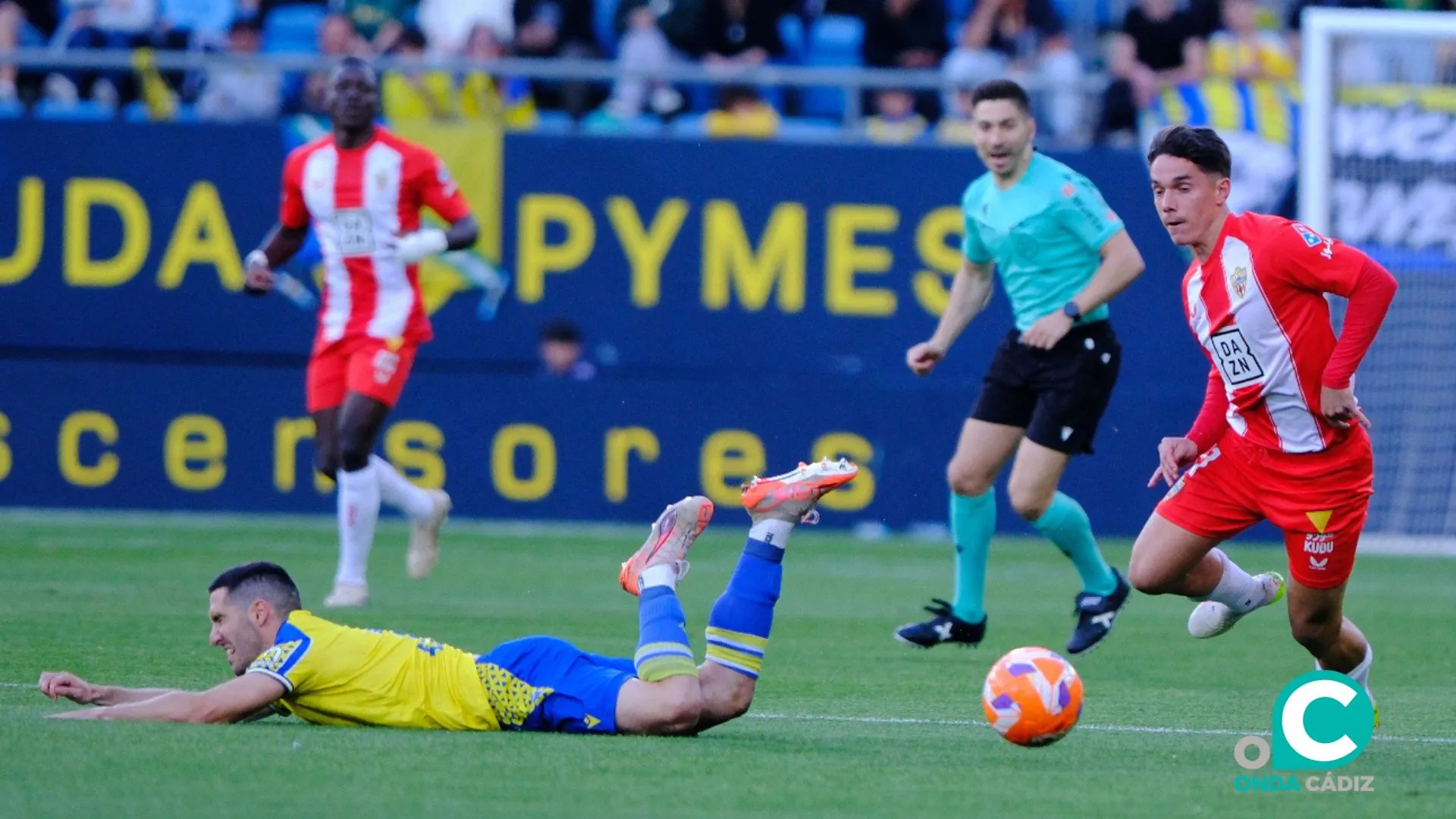 Zaldua en una acción con Arribas (Foto: LaLiga) Zaldua en una acción con Arribas (Foto: LaLiga)