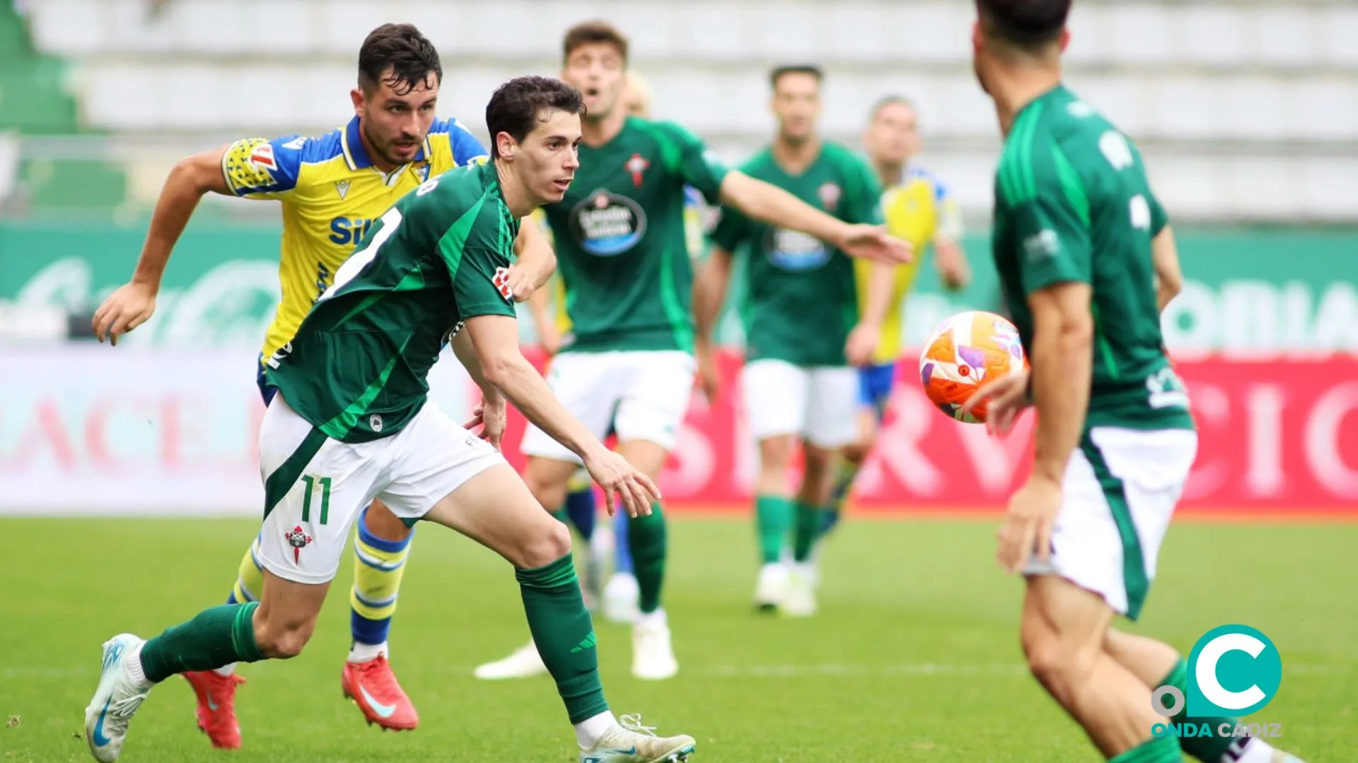Chust en una acción del encuentro ante varios jugadores del Racing de Ferrol (Foto: LaLiga) Chust en una acción del encuentro ante varios jugadores del Racing de Ferrol (Foto: LaLiga)