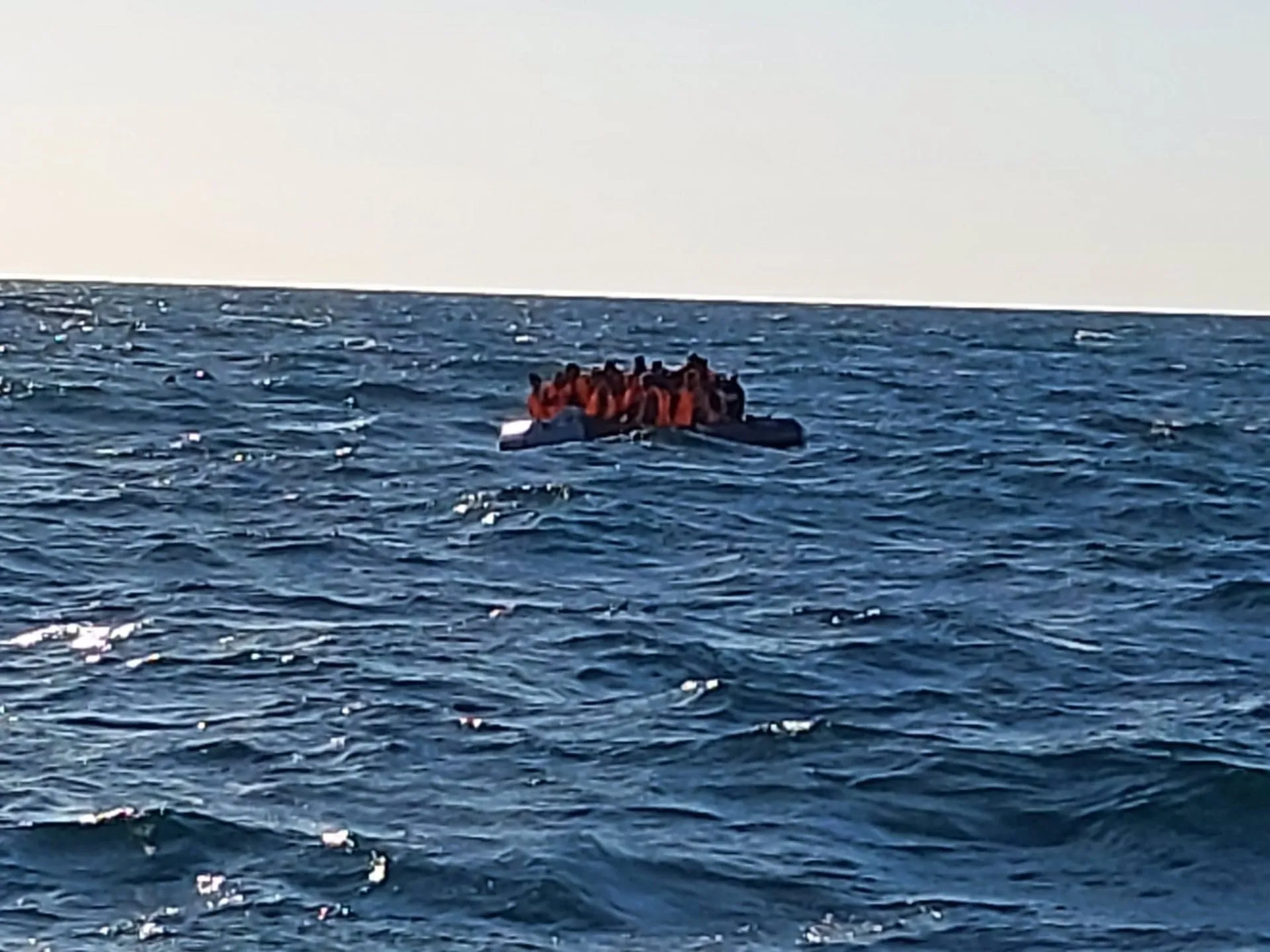Embarcación neumática con una veintena de migrantes rescatada por Salvamento Marítimo en Cádiz. Embarcación neumática con una veintena de migrantes rescatada por Salvamento Marítimo en Cádiz.