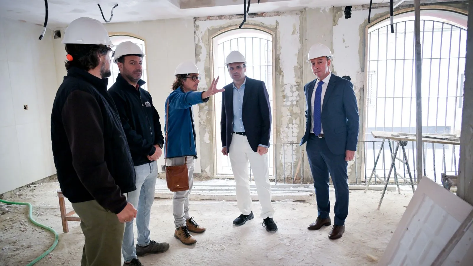 El alcalde junto al teniente de alcalde de Urbanismo han visitado las obras de reforma del albergue municipal Esta actuación se encuentra ya al 60% de su ejecución y tiene una inversión de 400.000 euros
