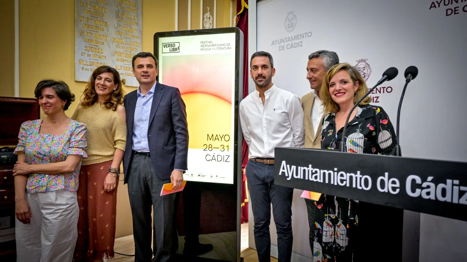 El Ayuntamiento de Cádiz acogió la presentación del Festival "Verso Libre" --