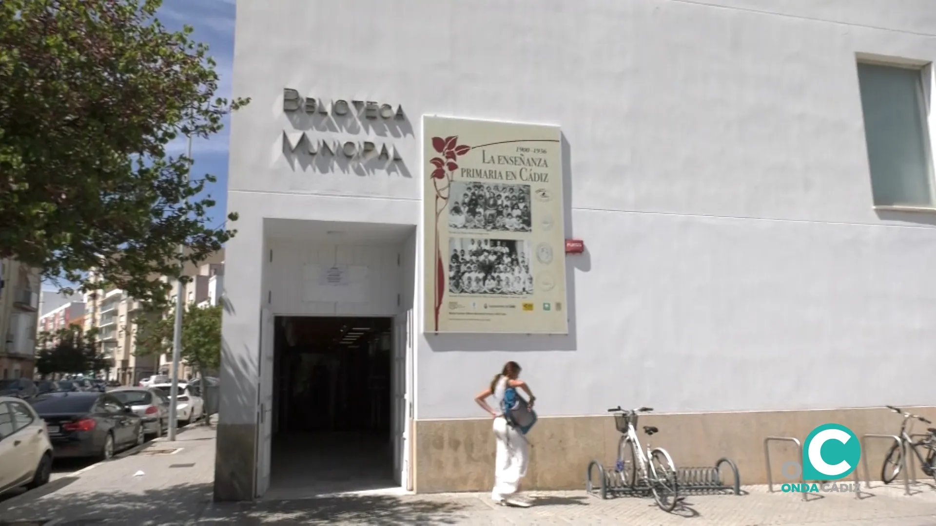 Una estudiante sale de la biblioteca municipal Adolfo Suárez de la ciudad de Cádiz. Una estudiante sale de la biblioteca municipal Adolfo Suárez de la ciudad de Cádiz.