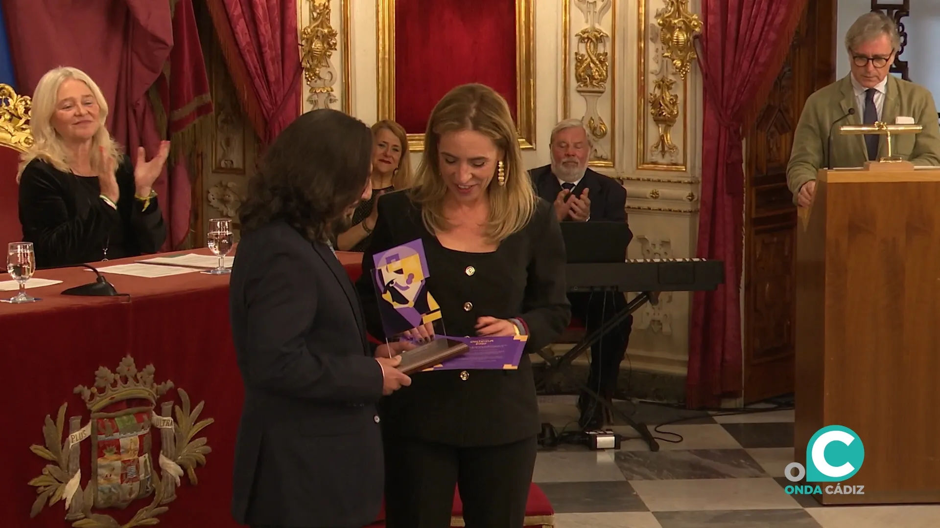 La presidenta de la Diputación de Cádiz, Almudena Martínez, entrega el premio a Miguel Ángel Caballero. La presidenta de la Diputación de Cádiz, Almudena Martínez, entrega el premio a Miguel Ángel Caballero.