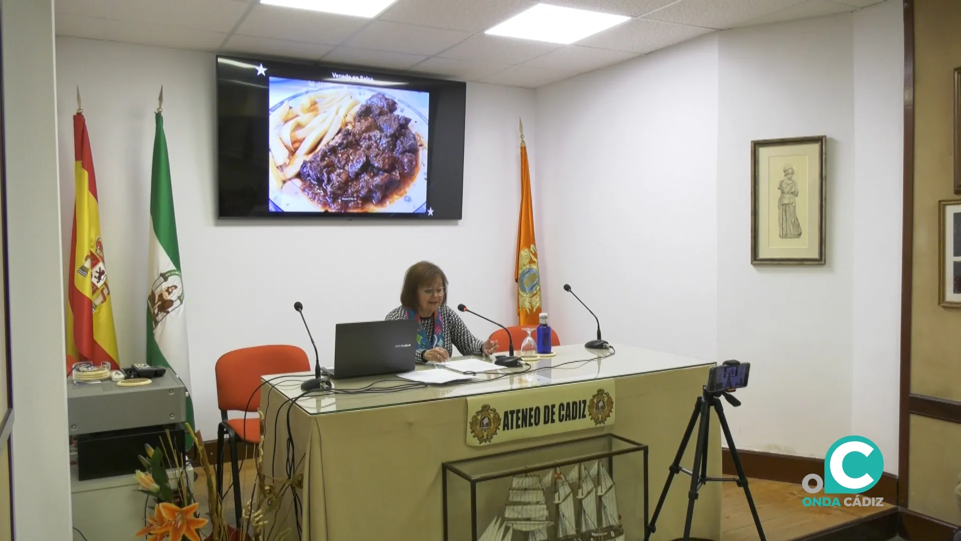 María Luisa Ucero Manzano coordinó una nueva tertulia gastronómica en la sede del Ateneo de Cádiz. María Luisa Ucero Manzano coordinó una nueva tertulia gastronómica en la sede del Ateneo de Cádiz.