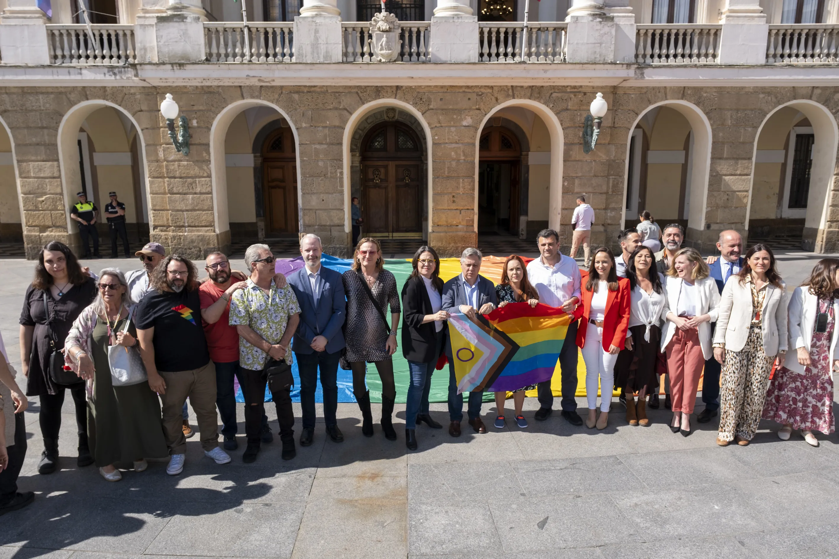 Autoridades y participantes en un momento del acto en la plaza de San Juan de Dios Autoridades y participantes en un momento del acto en la plaza de San Juan de Dios