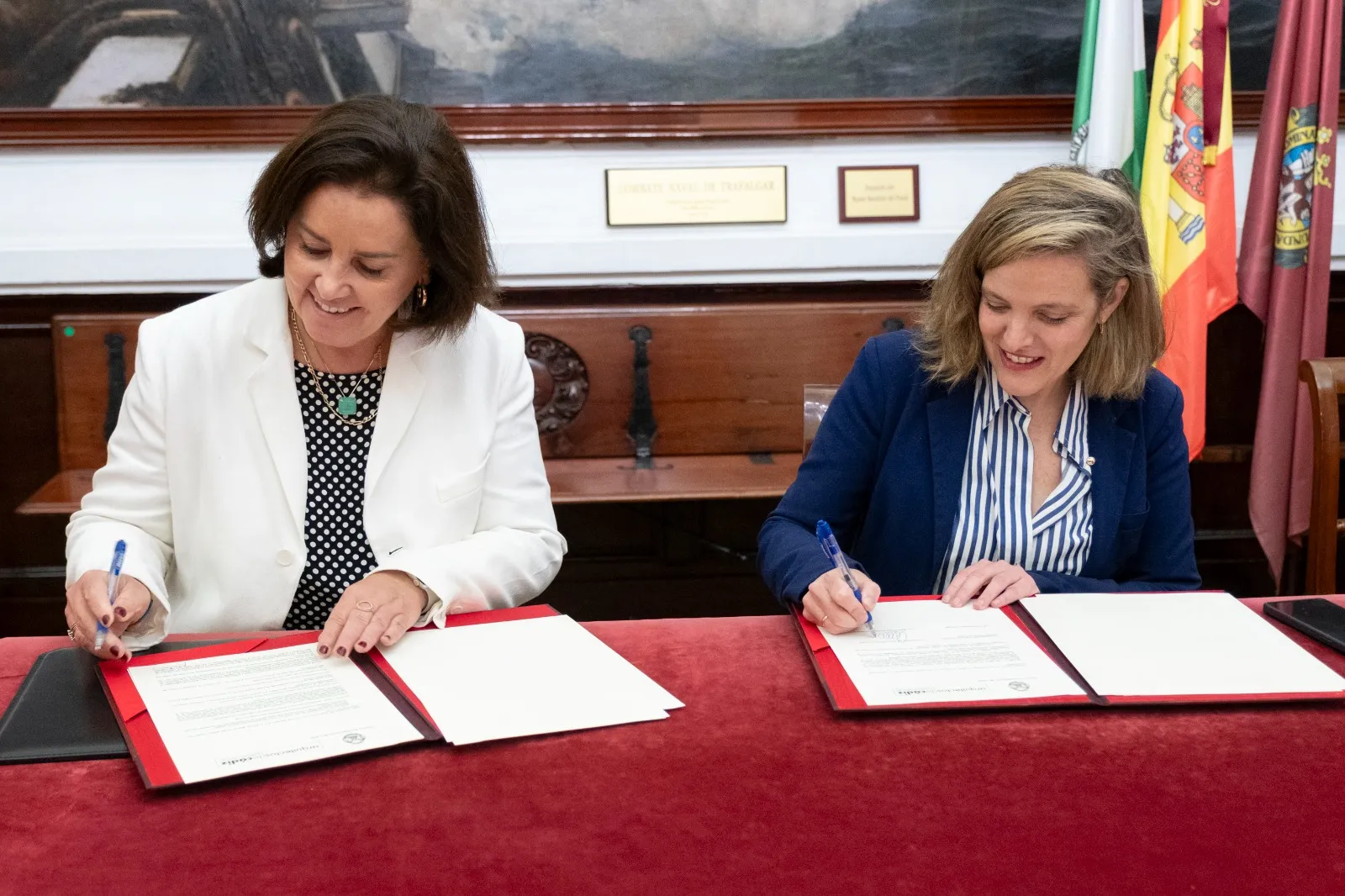 Paula Vilches, decana del Colegio Oficial de Arquitectos de Cádiz, y Maite González, teniente de alcalde de Cultura del Ayuntamiento de Cádiz, en la firma del convenio. Paula Vilches, decana del Colegio Oficial de Arquitectos de Cádiz, y Maite González, teniente de alcalde de Cultura del Ayuntamiento de Cádiz, en la firma del convenio.