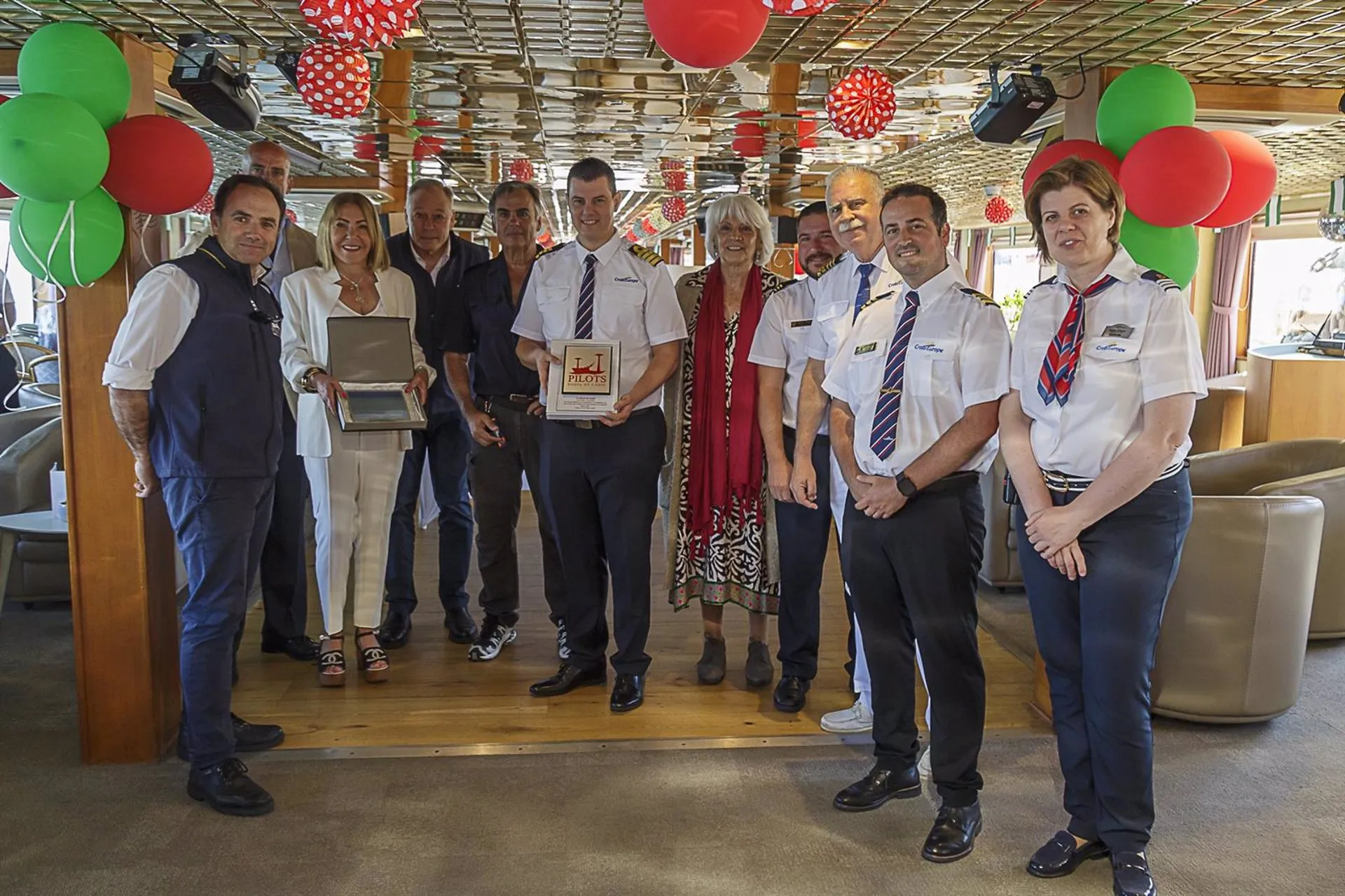 Autoridades junto con resposables del navio en el acto de reconocimiento Autoridades junto con resposables del navio en el acto de reconocimiento