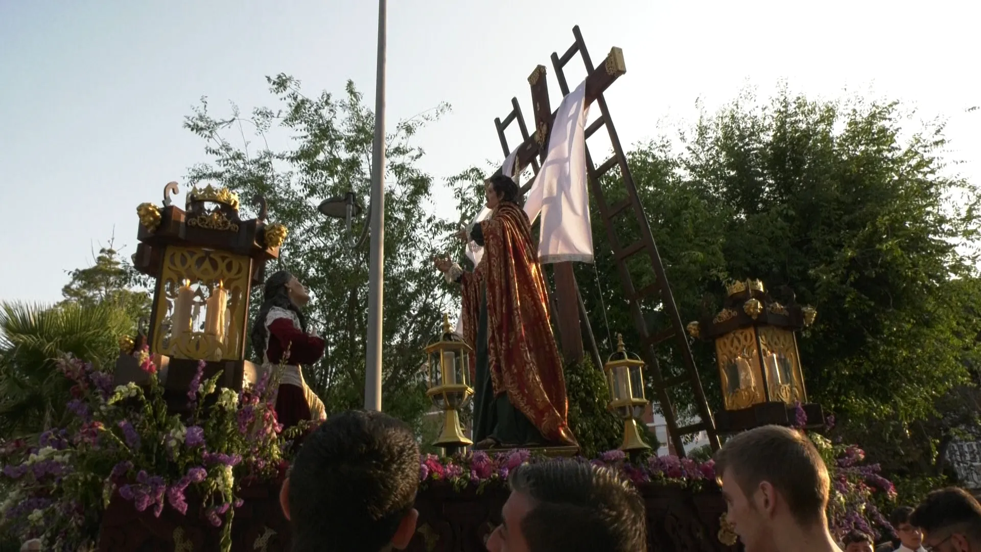 Salida procesional de la Cruz de Mayo de Puntales. ...