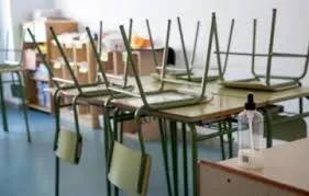 Sillas en un aula Sillas en un aula