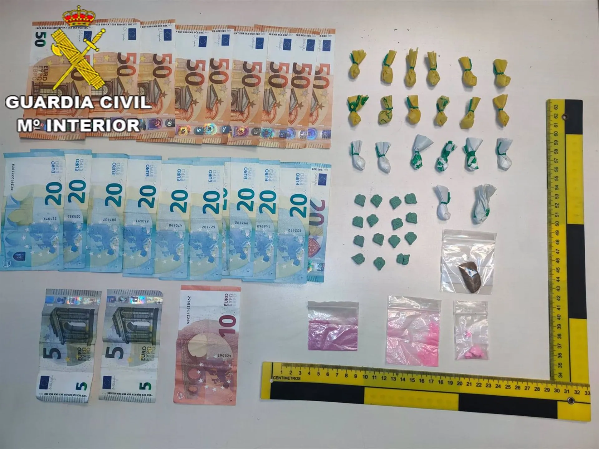 Droga y dinero intervenido a un joven en la playa de El Palmar en Vejer. Droga y dinero intervenido a un joven en la playa de El Palmar en Vejer.