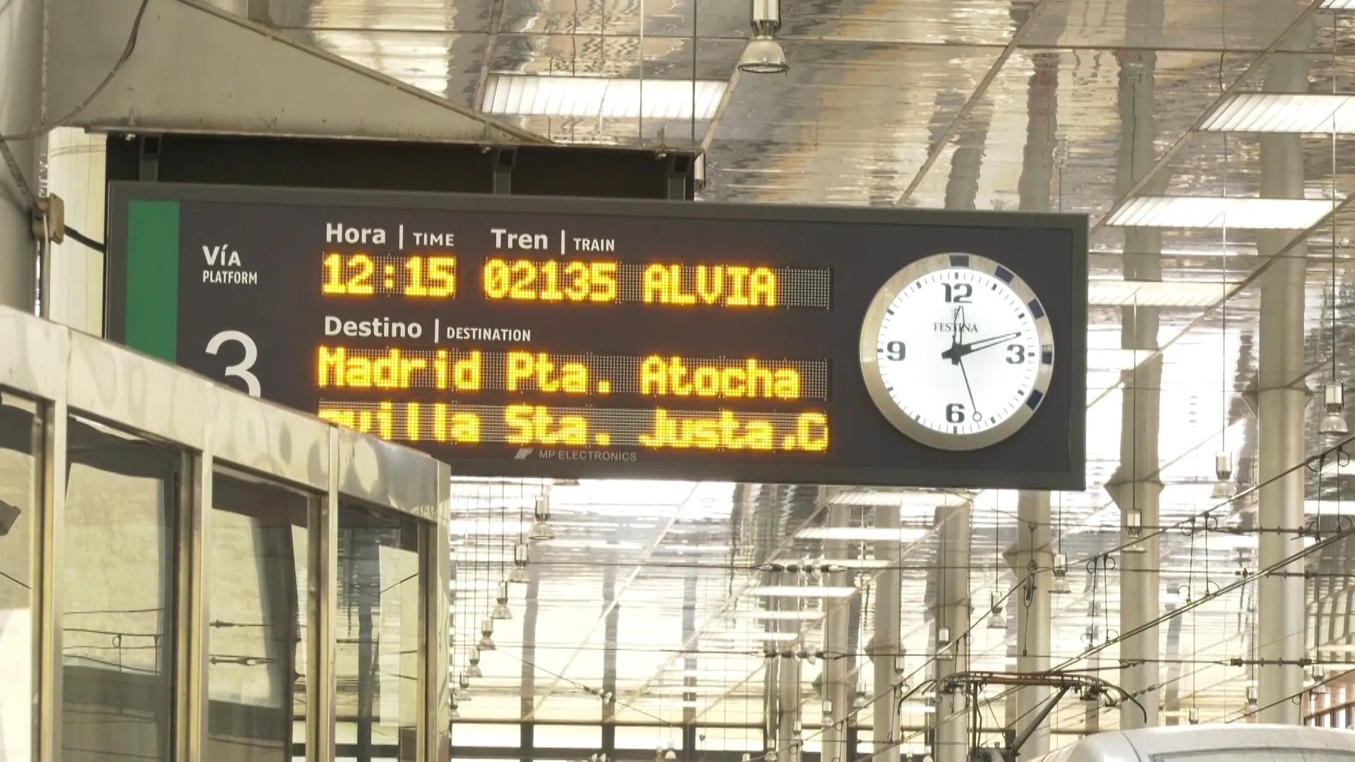 Paneles informativos en la estación de trenes --