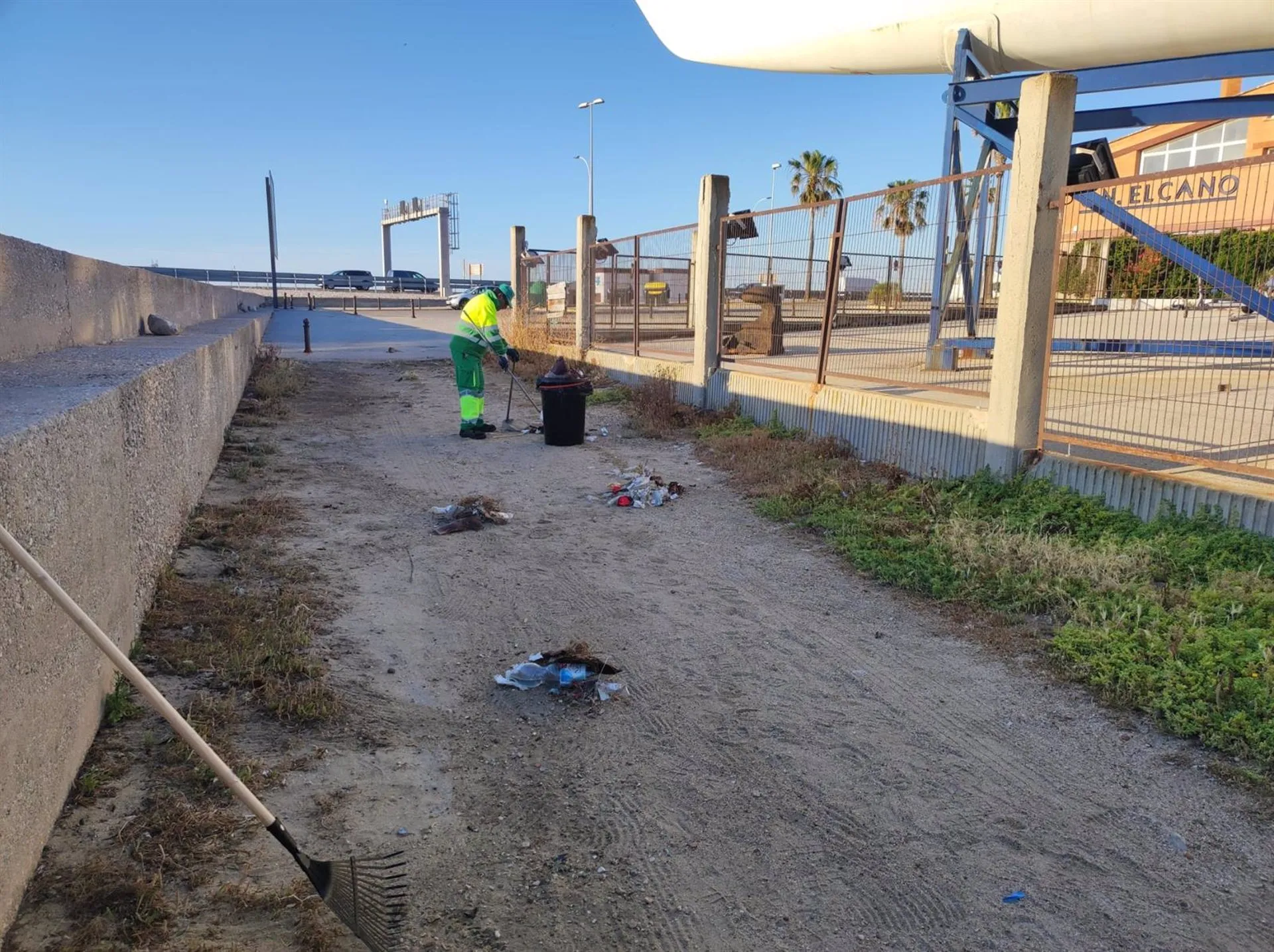 Un operario de la Autoridad Portuaria de la Bahía de Cádiz retirando basuras Un operario de la Autoridad Portuaria de la Bahía de Cádiz retirando basuras