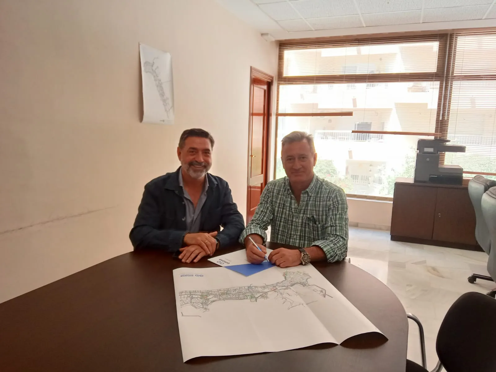 El presidente de Emasa Cádiz, José Manuel Verdulla con el nuevo responsable de la empresa municipal de movilidad El presidente de Emasa Cádiz, José Manuel Verdulla con el nuevo responsable de la empresa municipal de movilidad