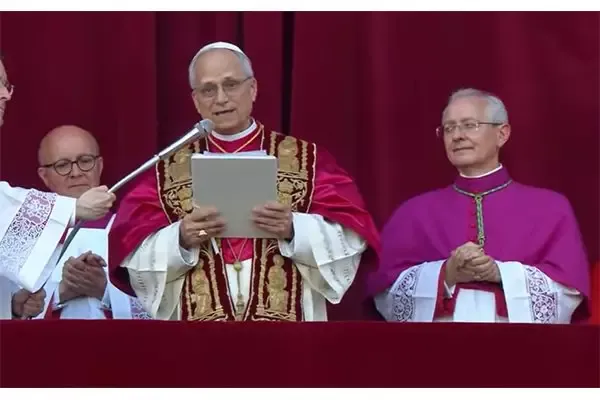 El nuevo pontifice en la bendicion Urbi e Orbi El nuevo pontifice en la bendicion Urbi e Orbi