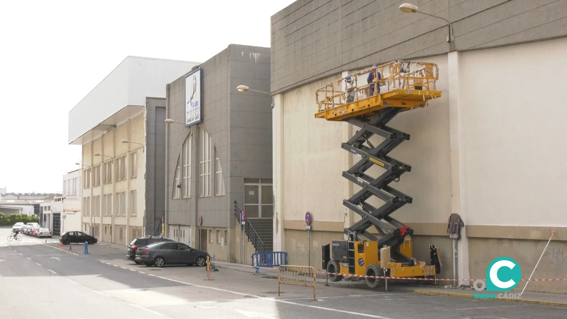 Operarios realizando trabajos de mejora en la fachada del Complejo Deportivo Ciudad de Cádiz. Operarios realizando trabajos de mejora en la fachada del Complejo Deportivo Ciudad de Cádiz.