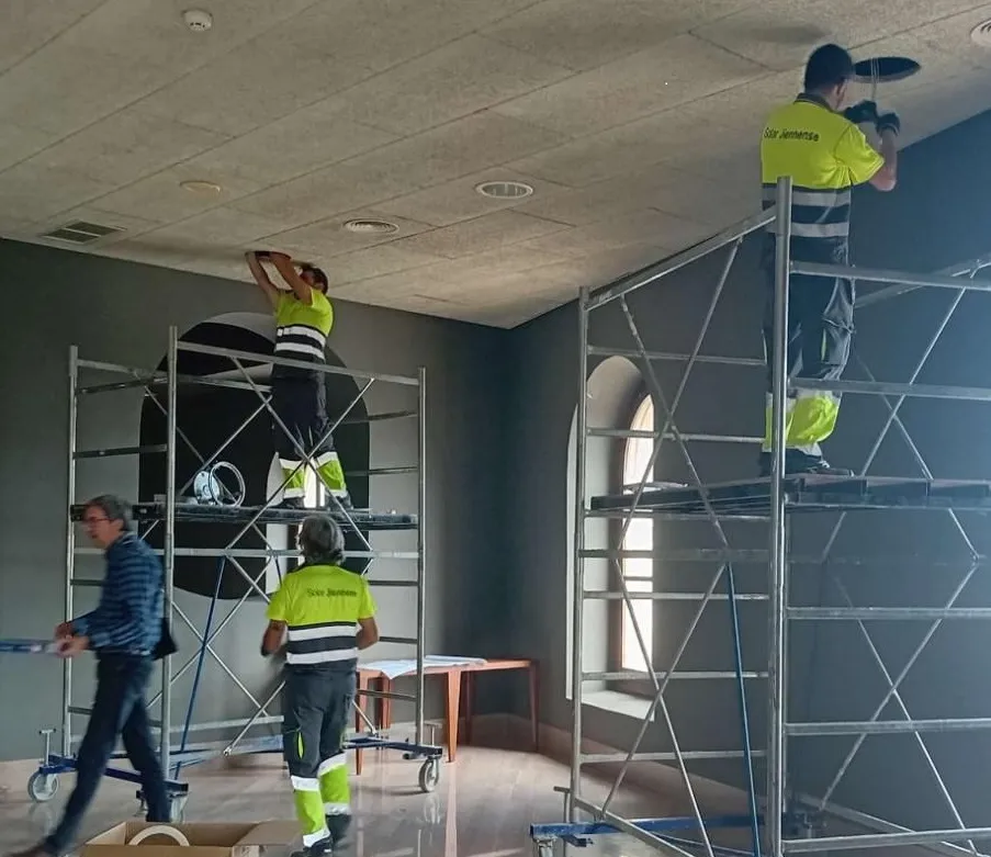 Operarios en las reformas del edificio Operarios en las reformas del edificio