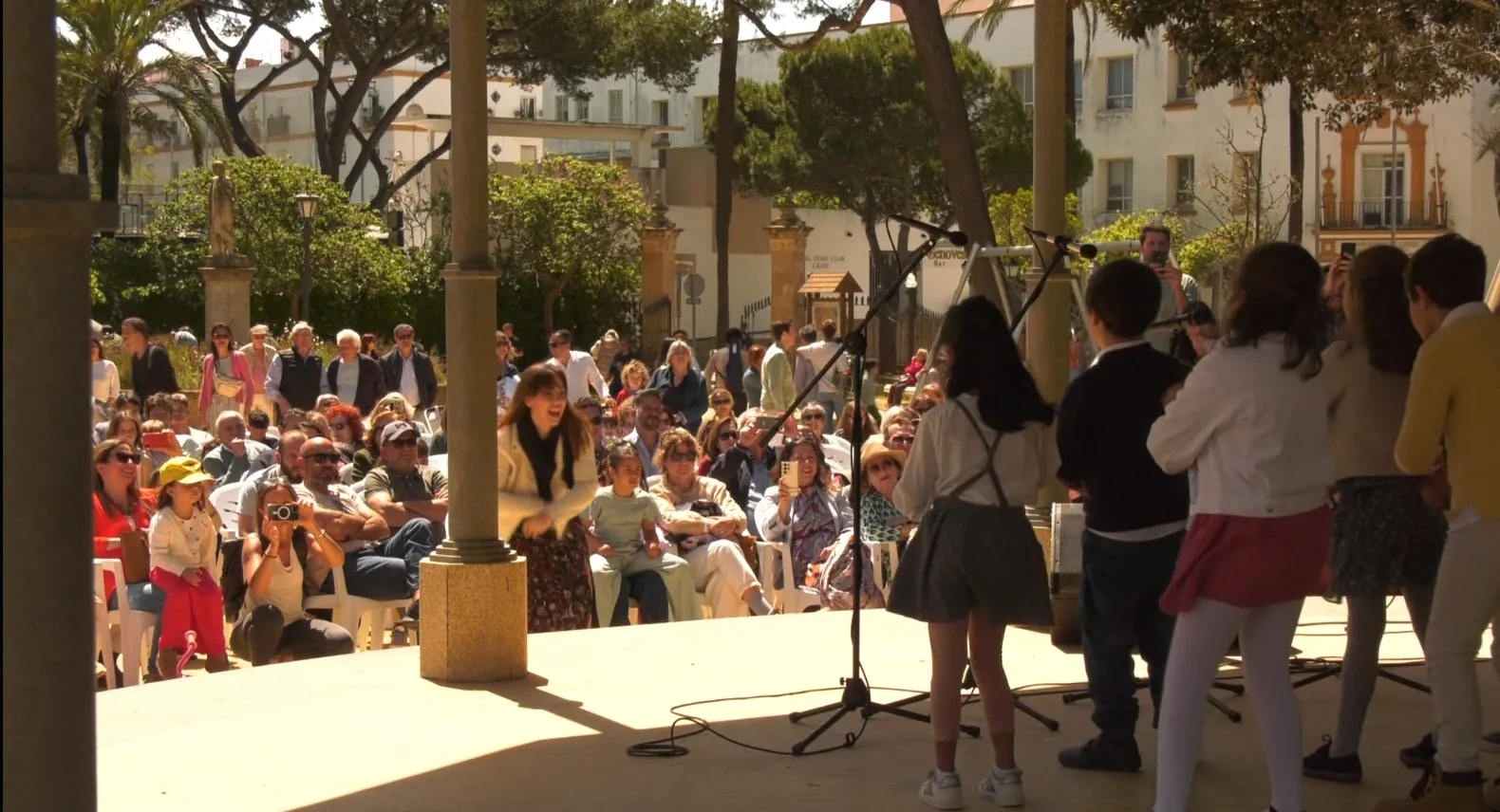 El templete del Parque Genovés acogió el recital de la escuela de música del colegio San Felipe Neri El Ayuntamiento de Cádiz ha inciado este domingo una nueva edición de ‘Clásica Joven en Vivo’