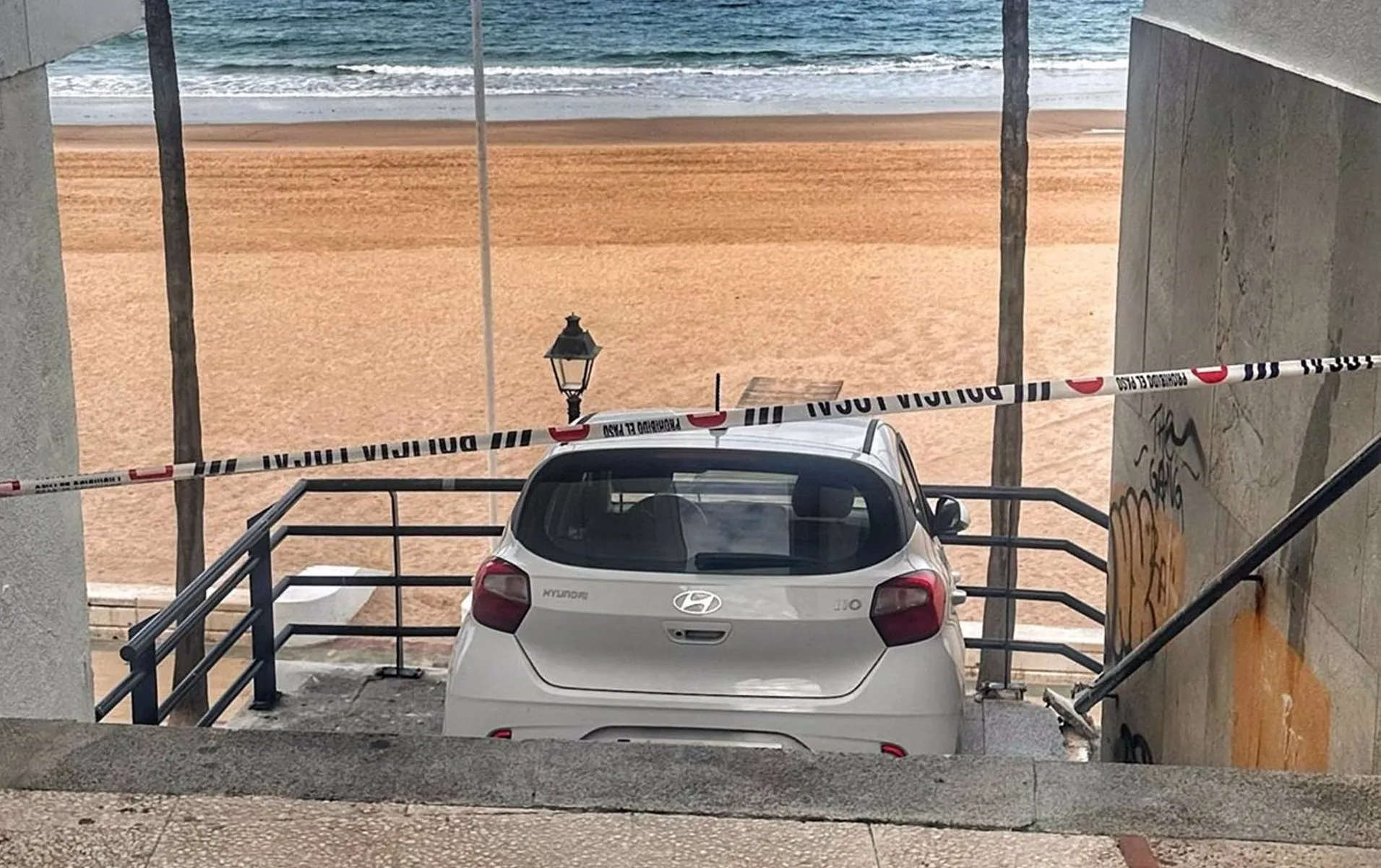 Vehículo accidentado en las escaleras de acceso al paseo Vehículo accidentado en las escaleras de acceso al paseo