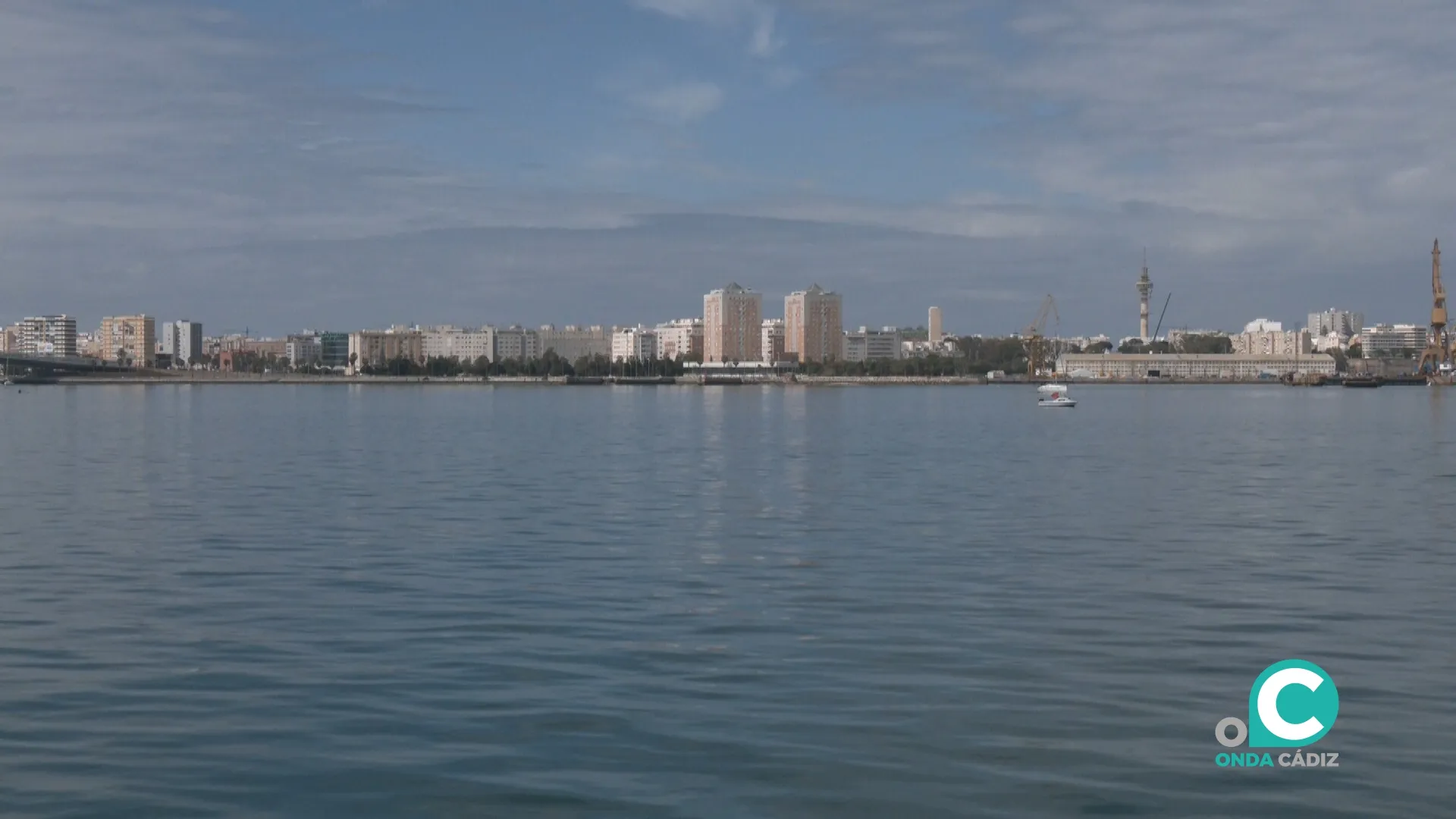 Una de las vistas de la ciudad de Cádiz desde el mar a bordo del Pura Vida. Una de las vistas de la ciudad de Cádiz desde el mar a bordo del Pura Vida.