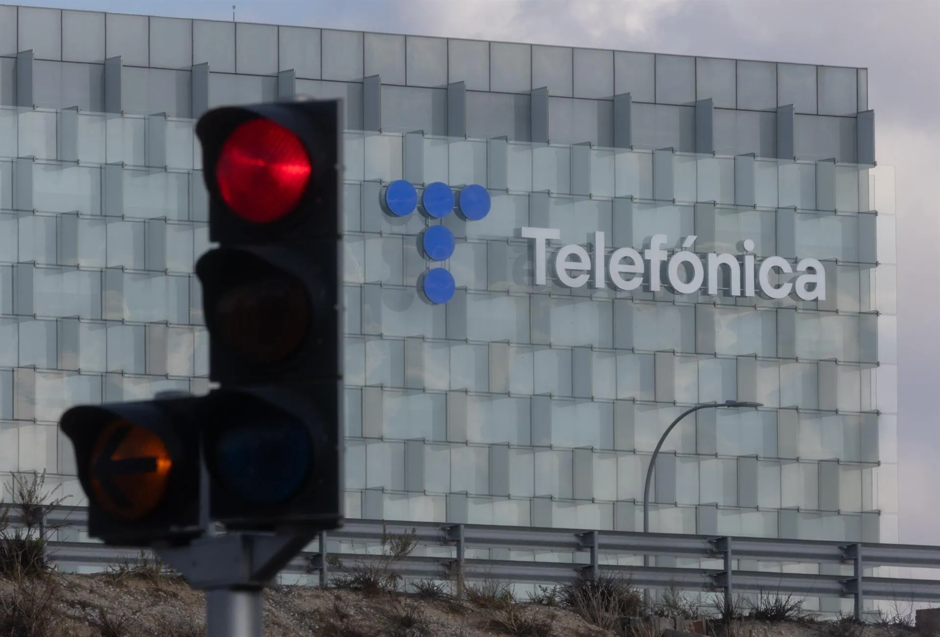 Fachada de la sede de Telefónica, en Madrid. Fachada de la sede de Telefónica, en Madrid.