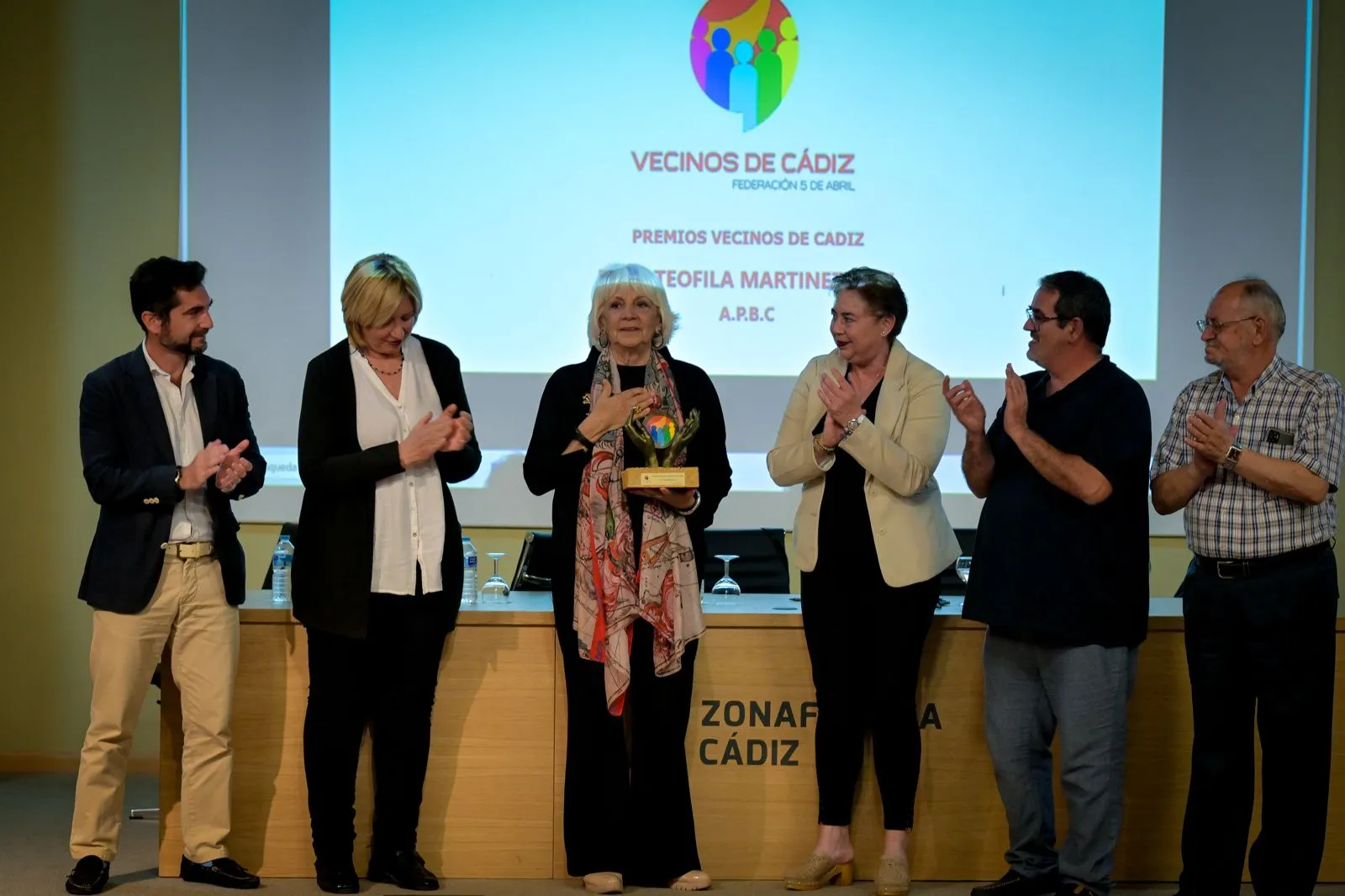 Teófila Martínez recibe el premio "Vecinos de Cádiz". ...