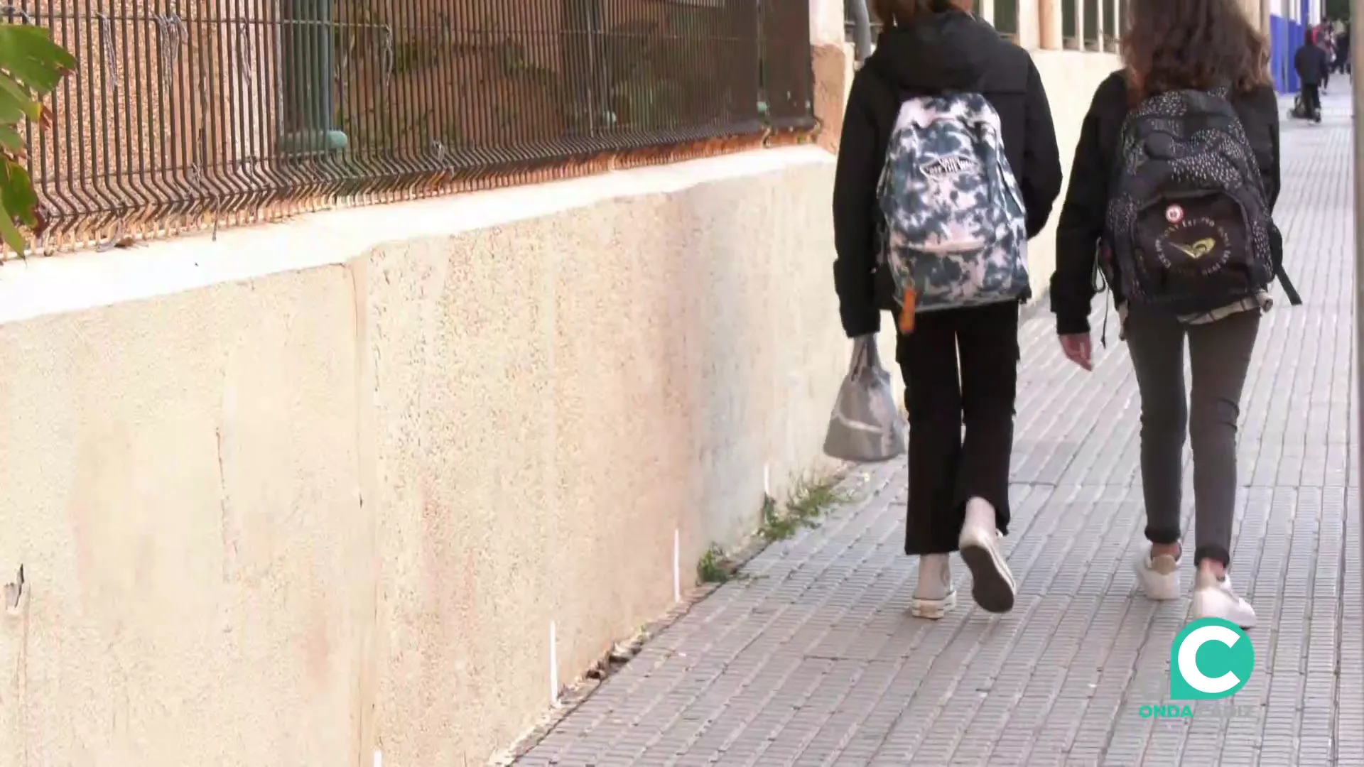 Escolares camino de su centro en una imagen de archivo Escolares camino de su centro en una imagen de archivo